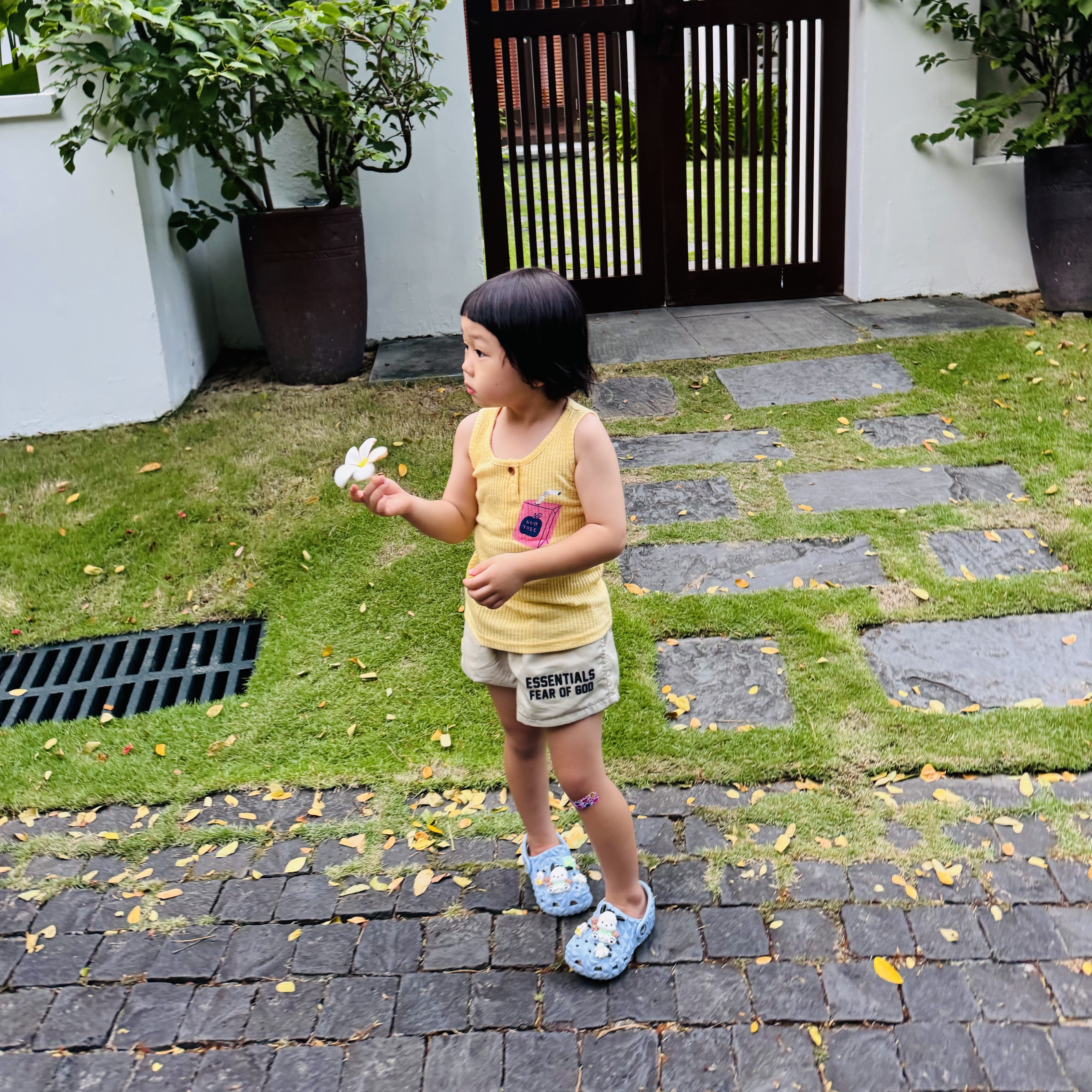 (Kids) Essentials Running Shorts Wheat - 22SS 착용 스타일 - 1