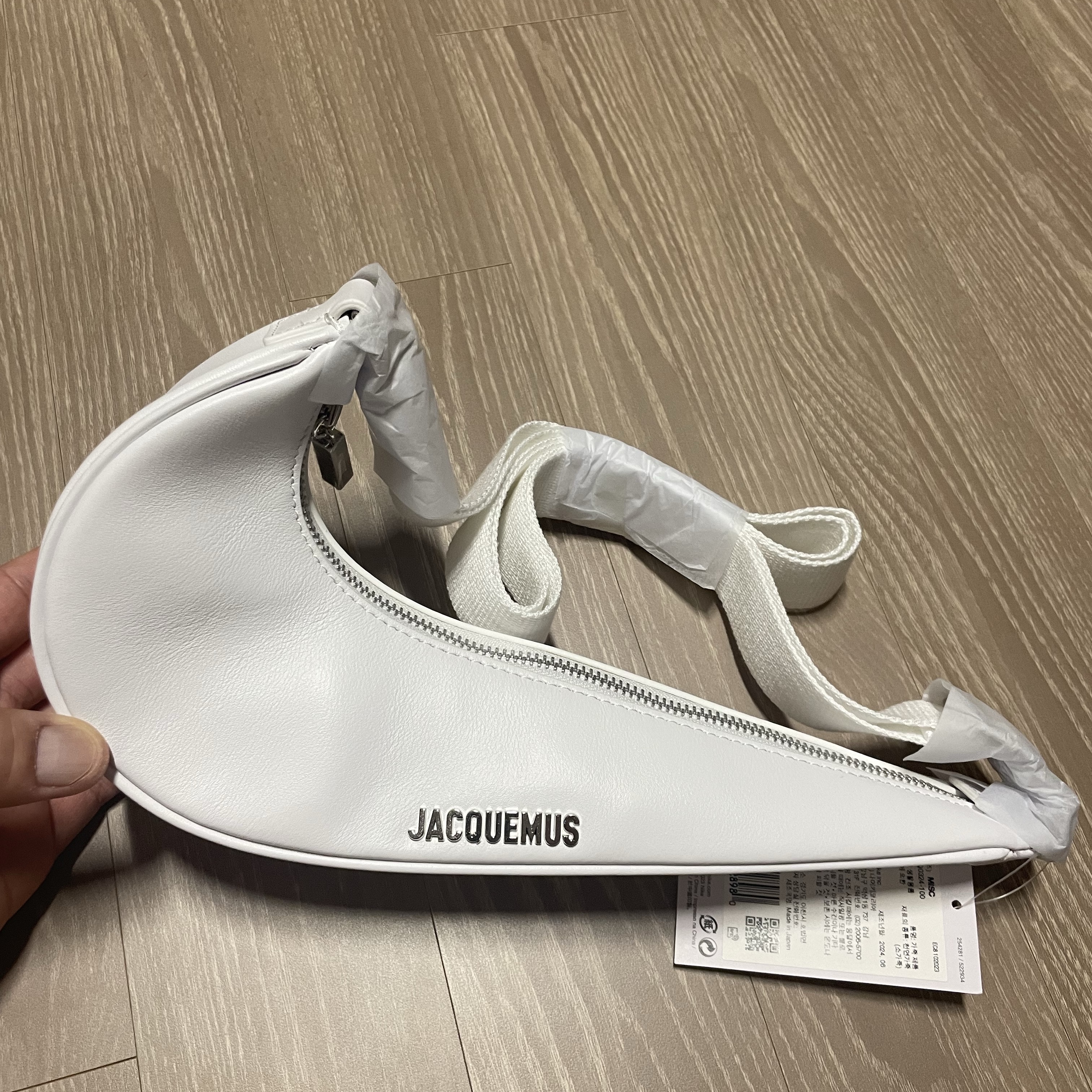 Jacquemus x Nike Le sac Small Swoosh Bag White 착용 스타일 - 1