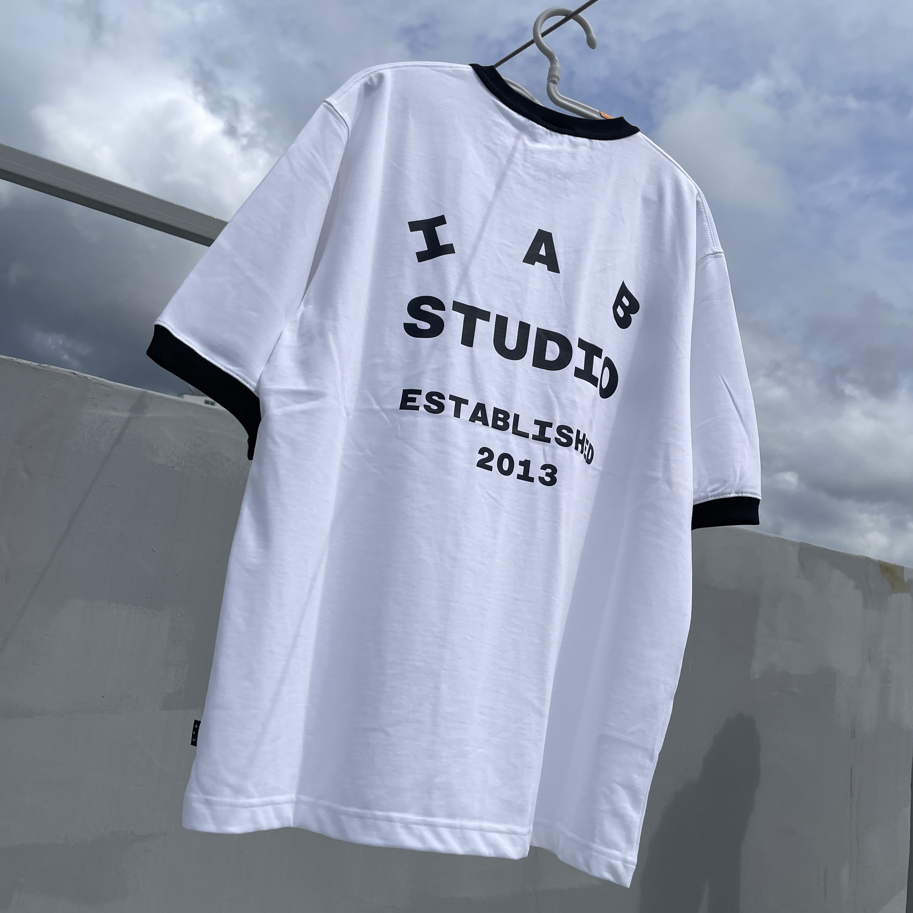 IAB Studio Established T-Shirt White Black 착용 스타일 - 1