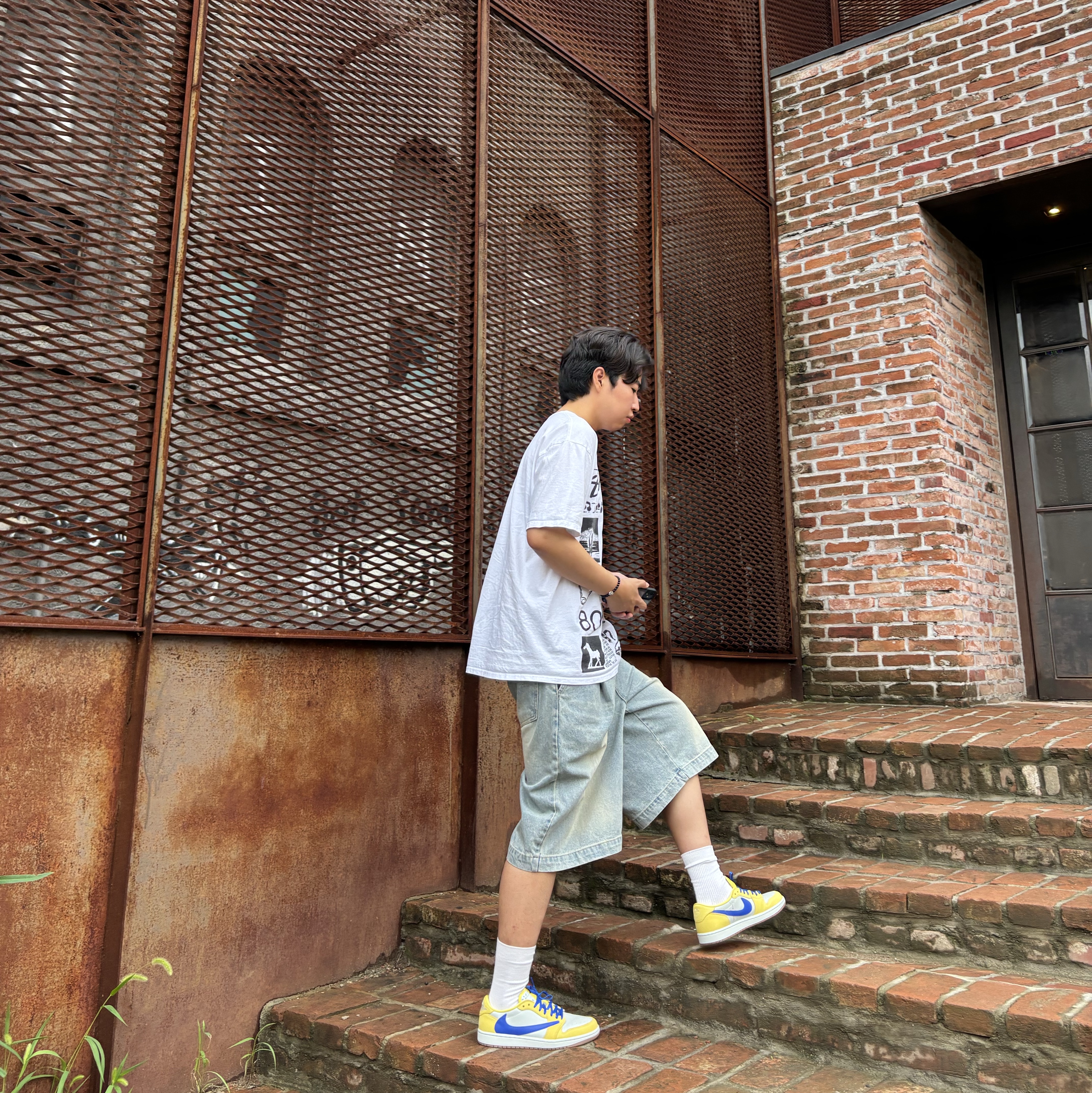 Stussy Sara T-Shirt White, (W) Jordan 1 x Travis Scott Retro Low OG SP Canary 착용 스타일 - 1