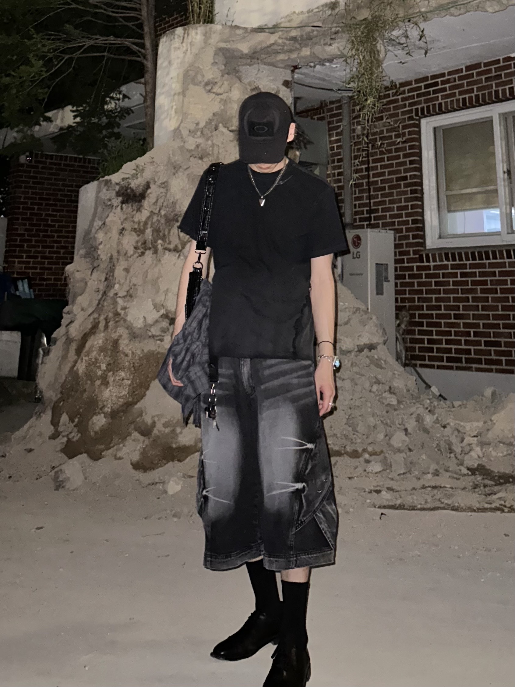 BLR Curved Cover Cargo Bermuda Washing Denim Pants Black, BLR Destroyed Gradation Bleached Short Sleeve T-Shirt Black 착용 스타일