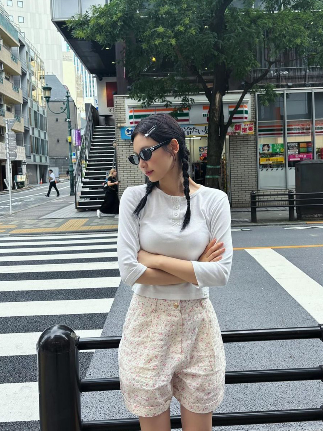 SIO Jacuard Mini Skirt Pink, Supreme x The North Face Trekking Zip-Off Belted Pants Flowers - 22SS 착용 스타일 - 5