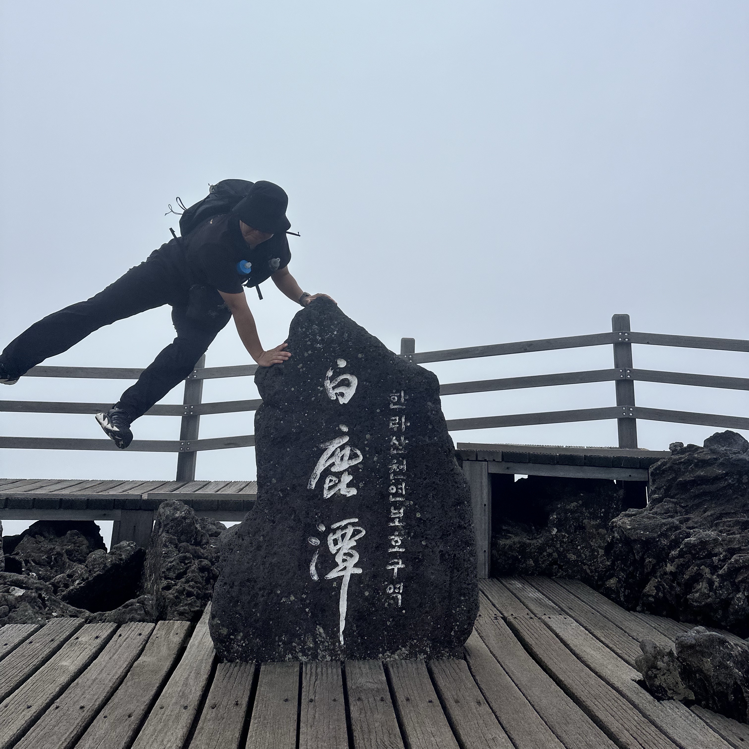 Hoka Hopara Black Alabaster - 24FW, Arc'teryx Arc'Multi Bird Logo SS T-Shirt Black 착용 스타일
