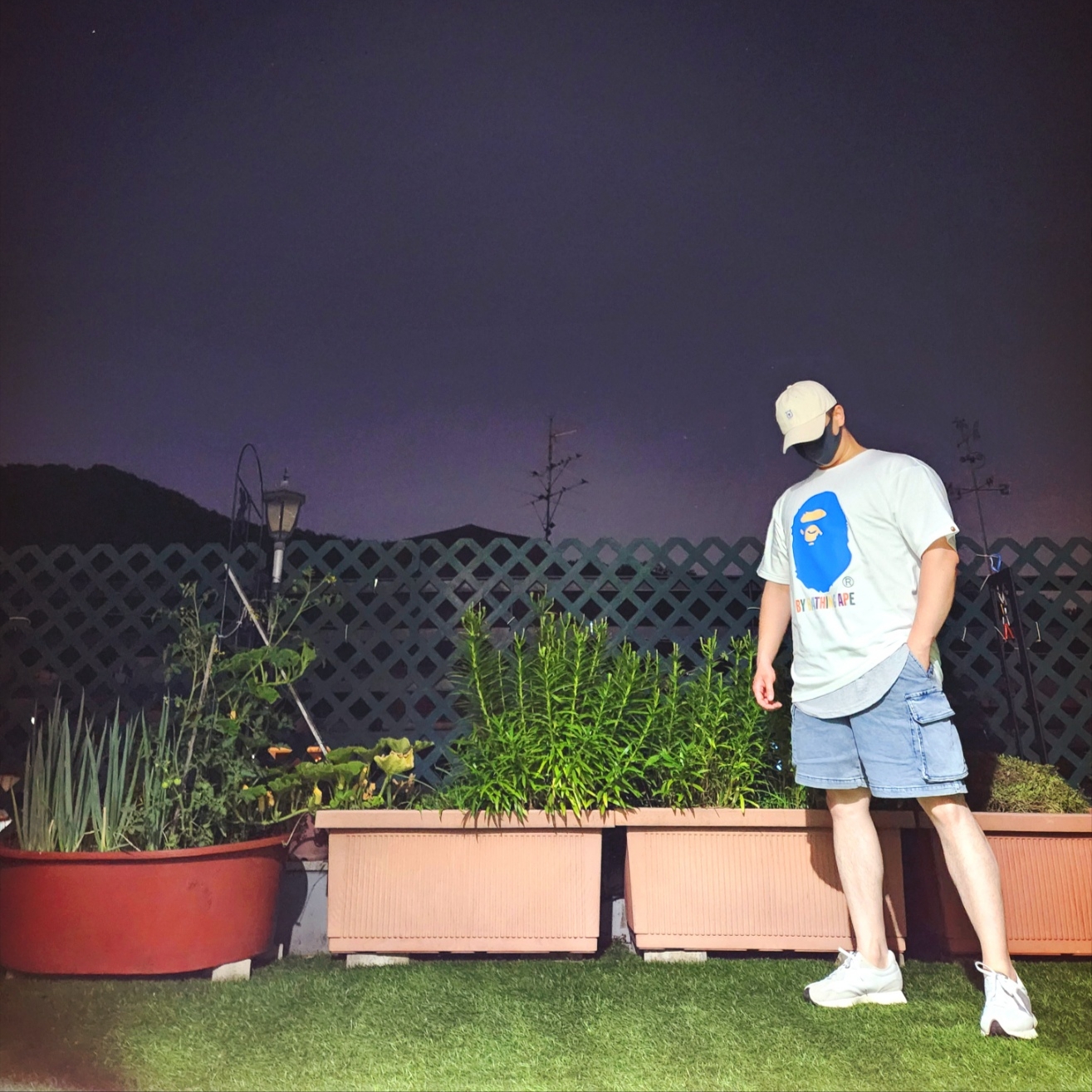 BAPE Colors by Bathing Ape T-Shirt White, New Balance 327 Nimbus Cloud Rain Cloud 착용 스타일 - 1
