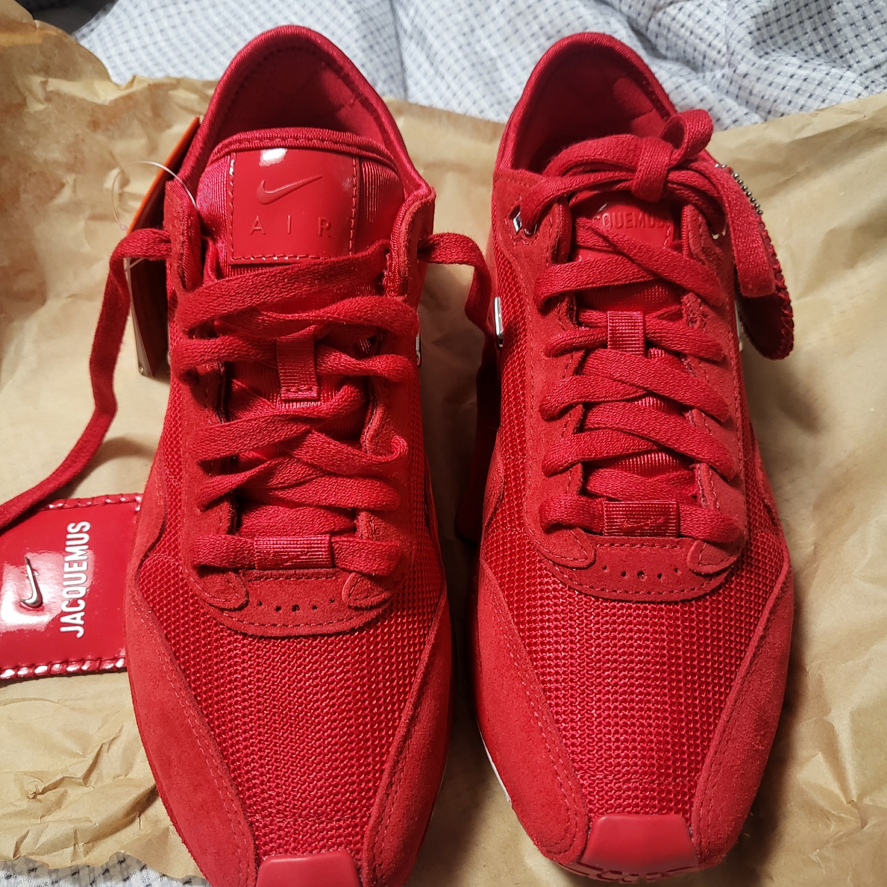 Nike x Jacquemus Air Max 1 '86 University Red and Metallic Silver 착용 스타일 - 3