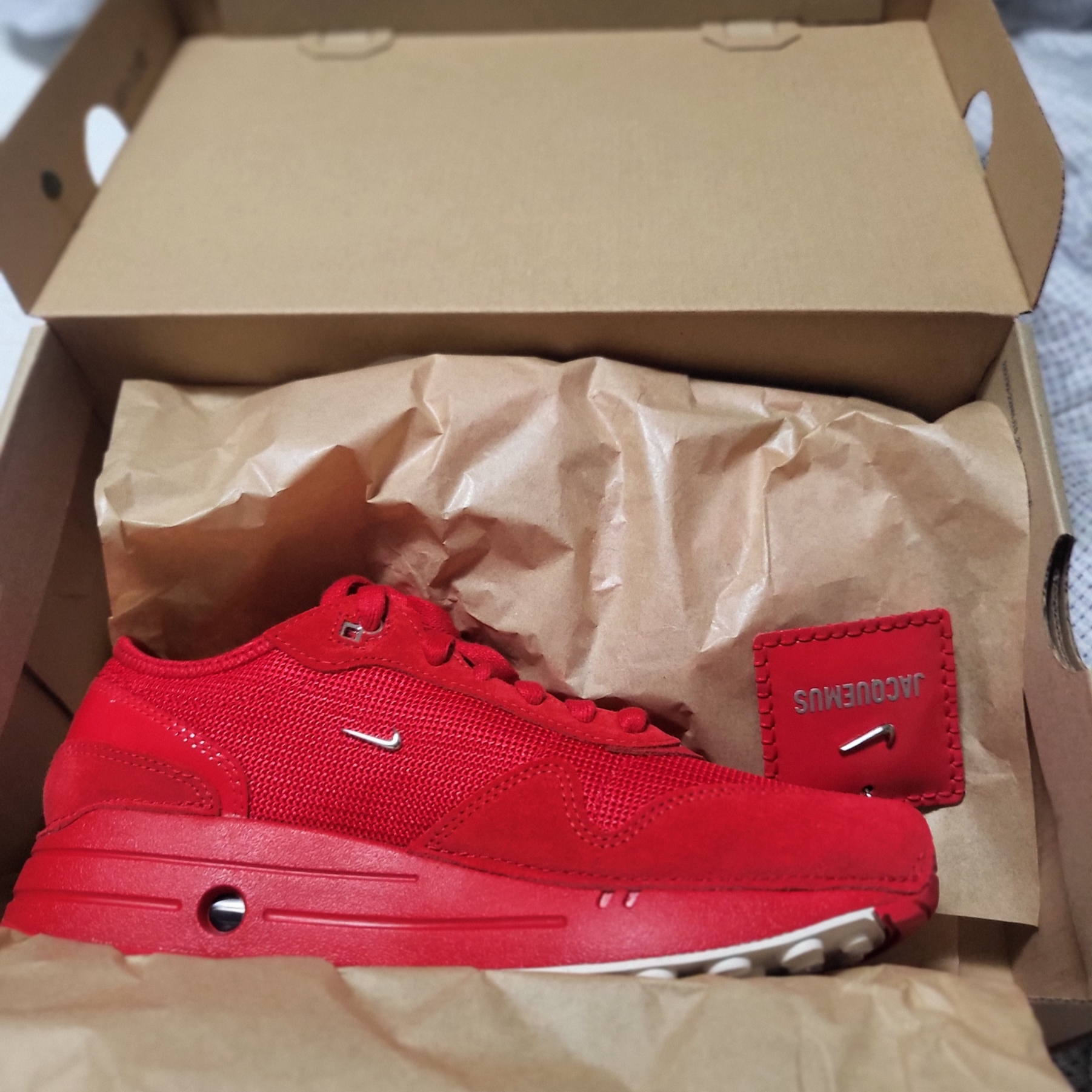 Nike x Jacquemus Air Max 1 '86 University Red and Metallic Silver 착용 스타일 - 6