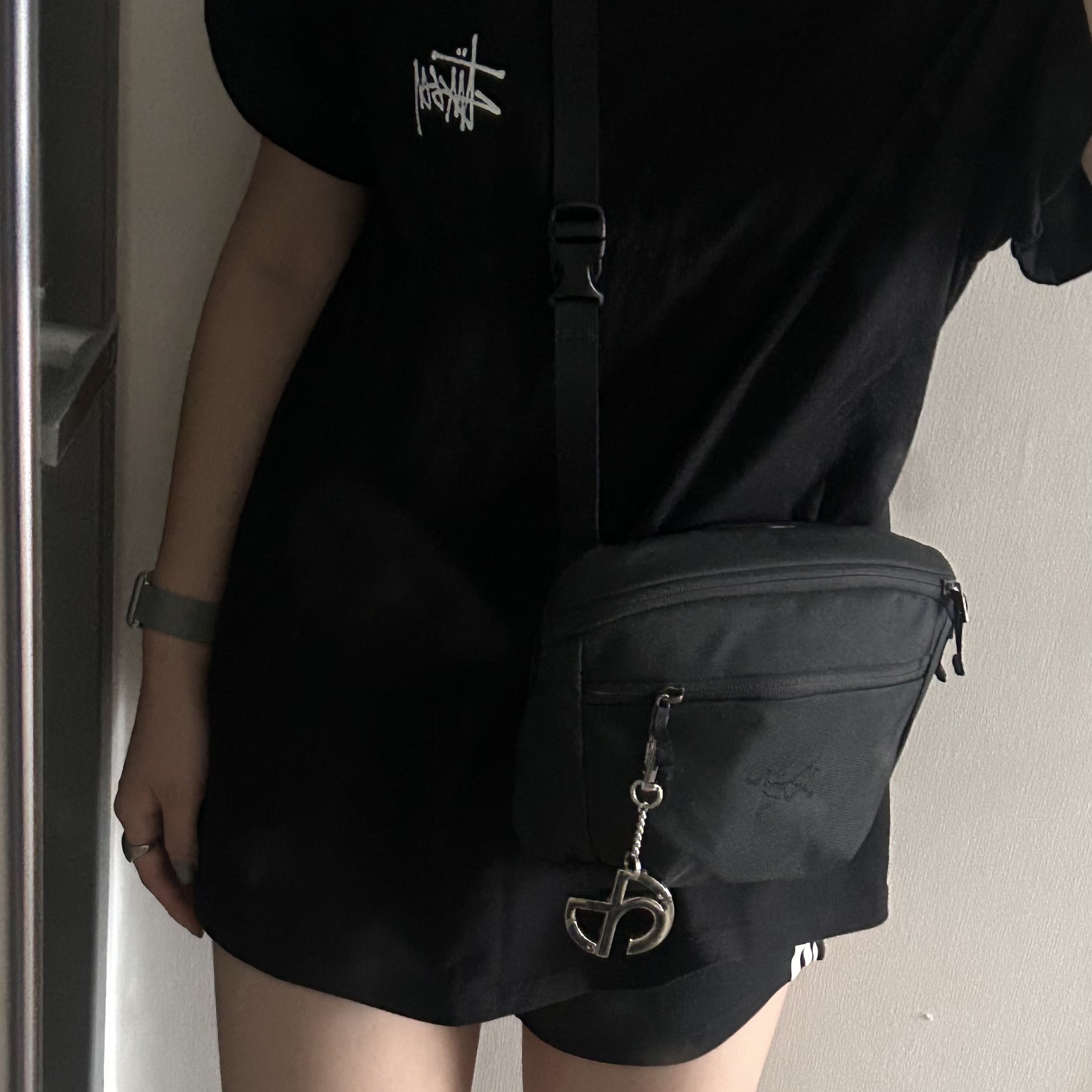 Stussy Basic Stussy T-Shirt Black 2024, 2025, Arc'teryx Mantis 2 Waistpack Black II 착용 스타일