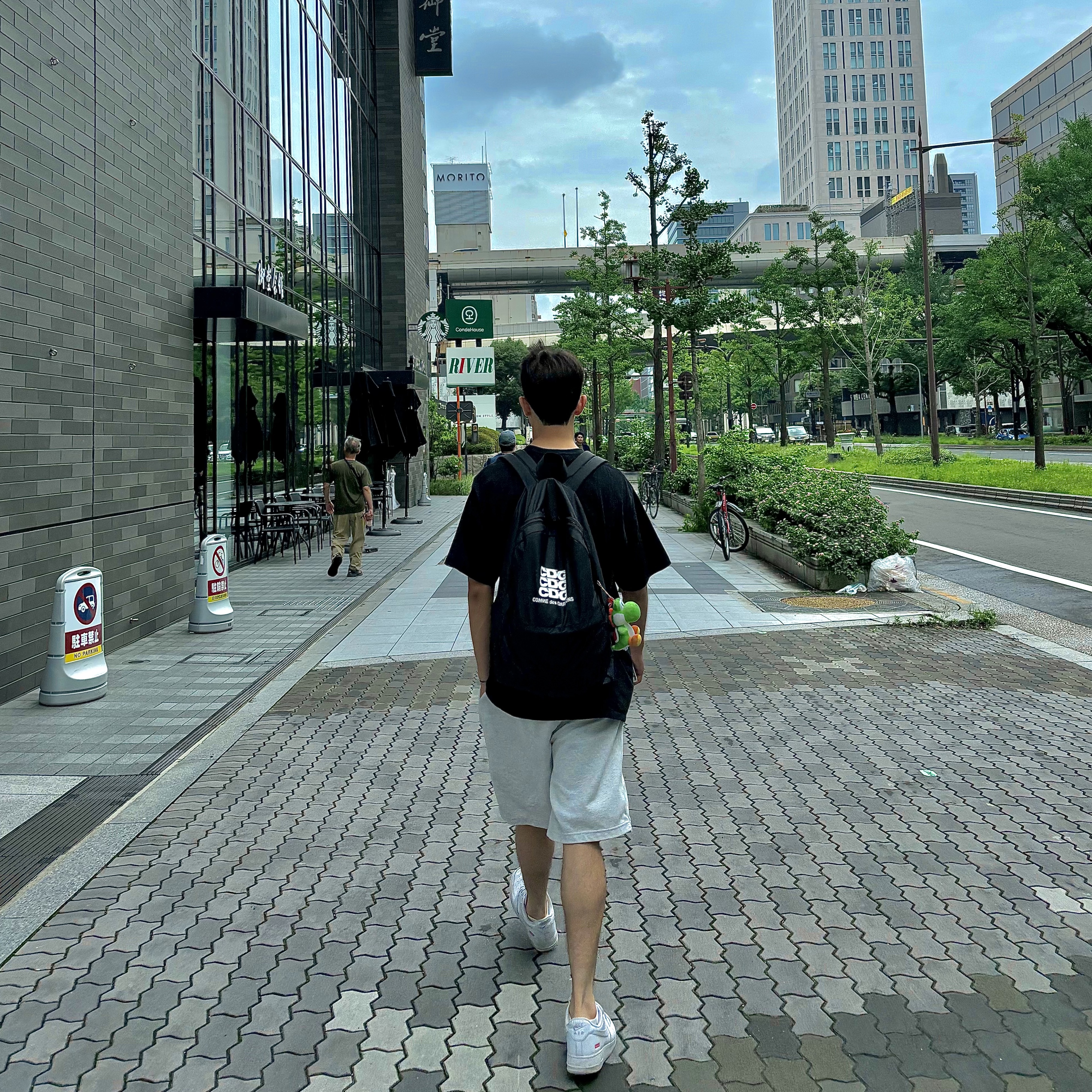 Nike x Supreme Air Force 1 Low White, CDG Backpack Black 착용 스타일