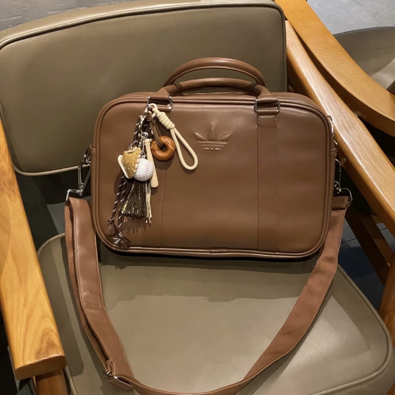 Adidas Airliner Tote Bag Brown 착용 스타일 - 2