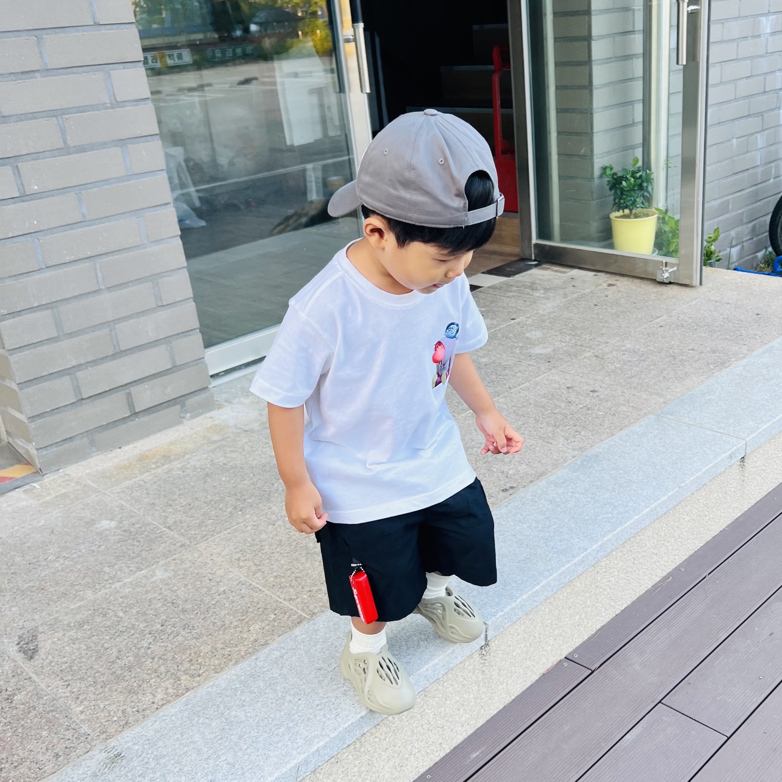 (Infant) Adidas Yeezy Foam RNNR Stone Salt, Supreme Floating Keychain Red - 23FW 착용 스타일 - 6