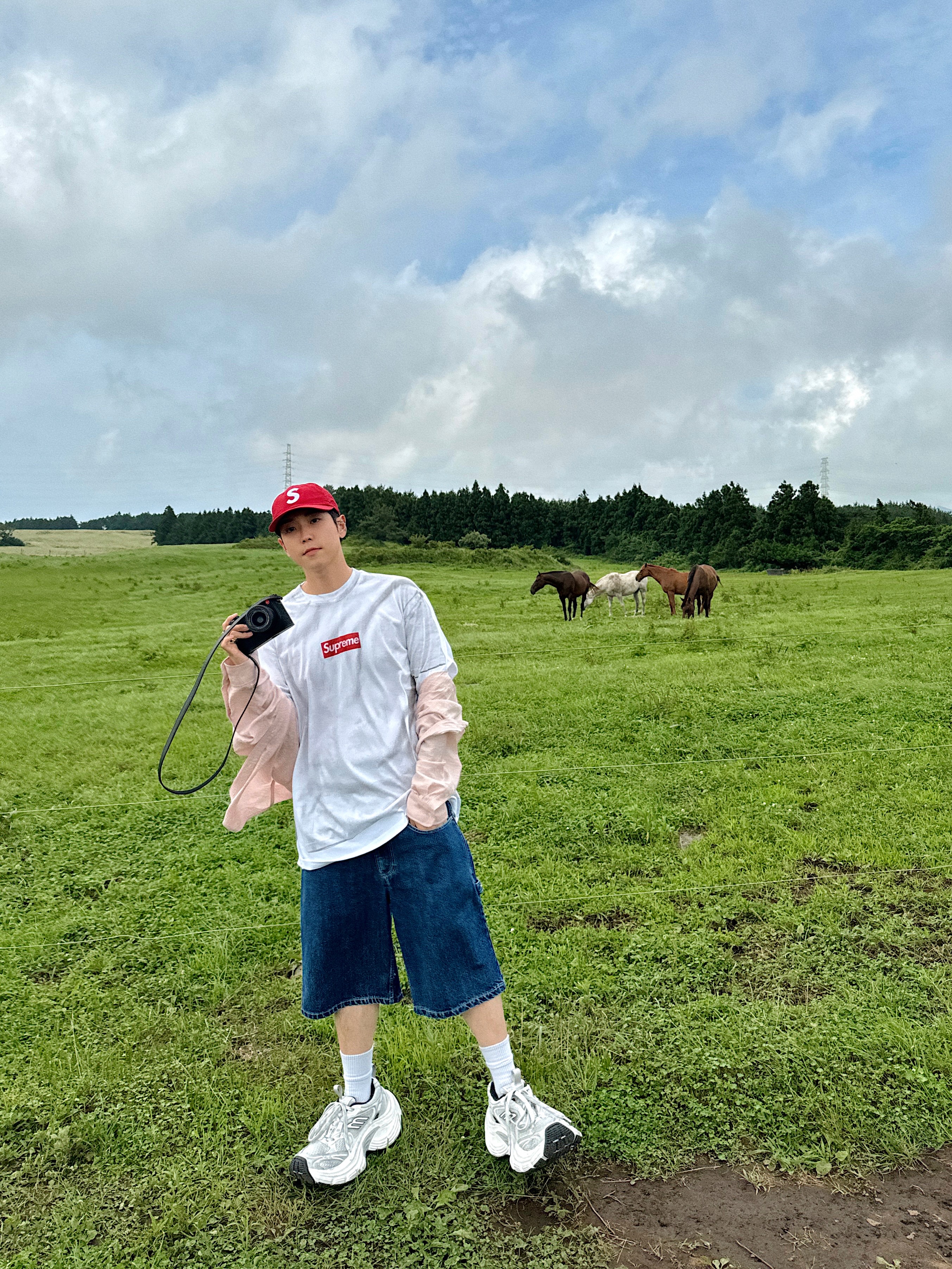 Supreme Seersucker S Logo 6-Panel Red - 24SS, Supreme x MM6 Maison Margiela Box Logo T-Shirt White - 24SS 착용 스타일 - 1