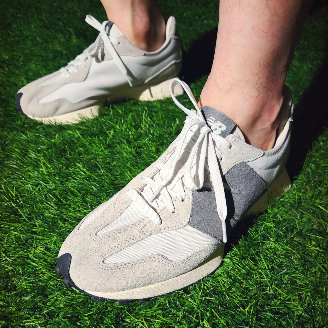 BAPE Colors by Bathing Ape T-Shirt White, New Balance 327 Nimbus Cloud Rain Cloud 착용 스타일 - 5