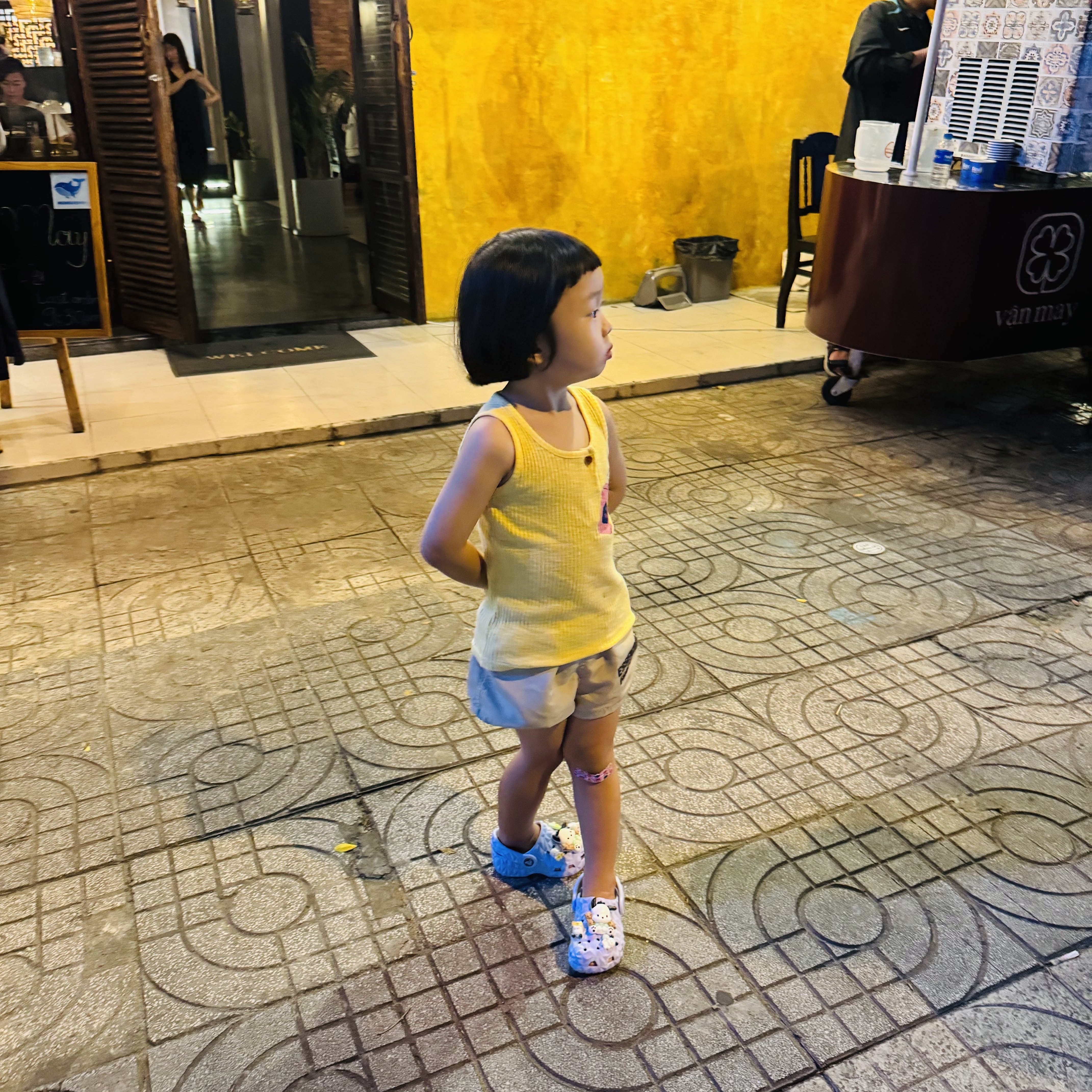 (Kids) Essentials Running Shorts Wheat - 22SS 착용 스타일 - 3