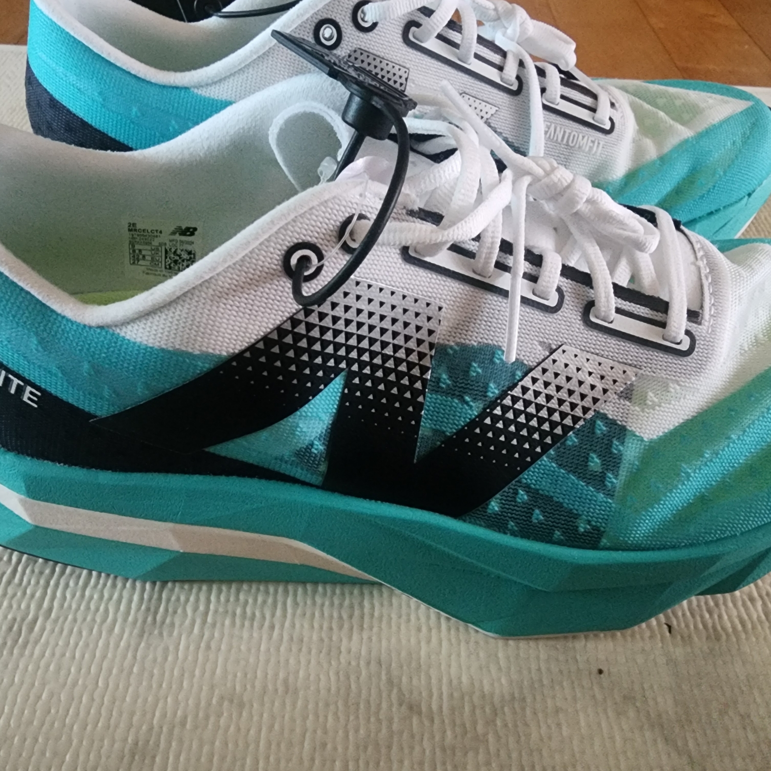 New Balance Fuelcell Supercomp Elite v4 Cyber Jade White - 2E Wide 착용 스타일 - 2