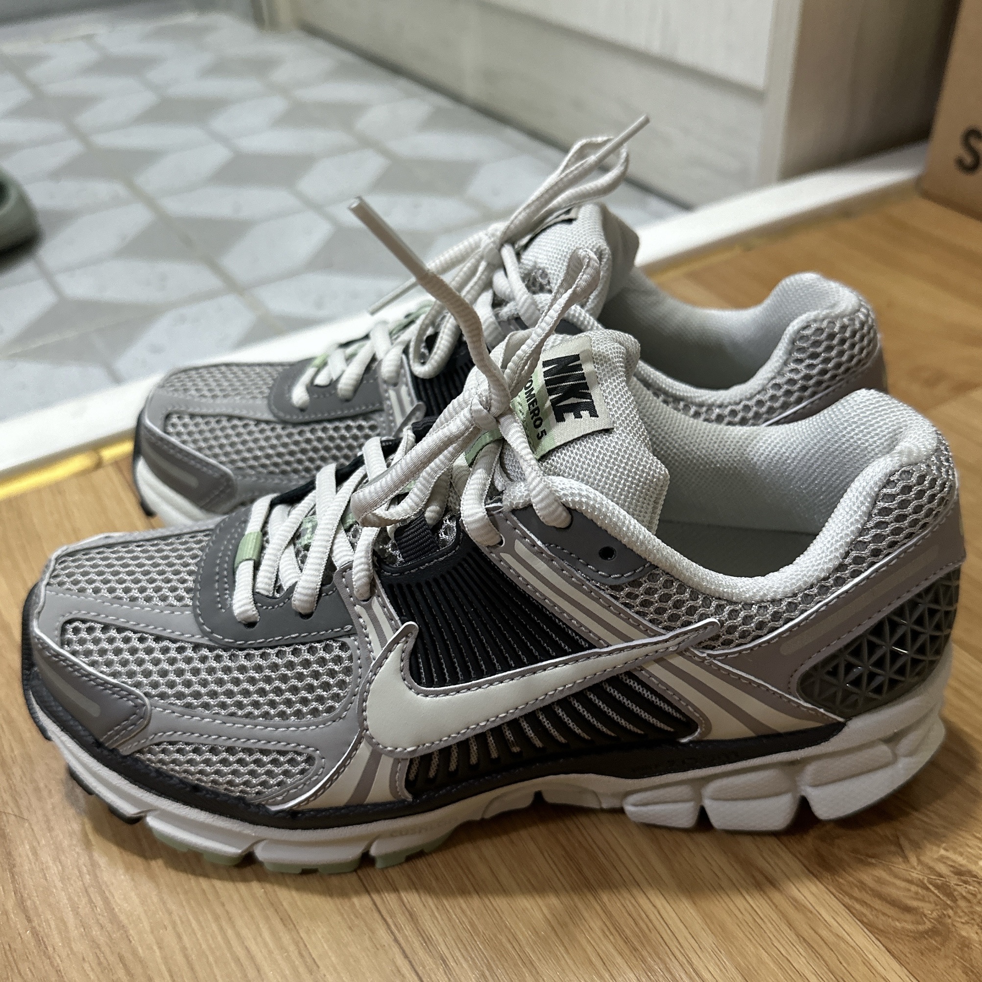 (W) Nike Zoom Vomero 5 Cobblestone and Flat Pewter 착용 스타일 - 3