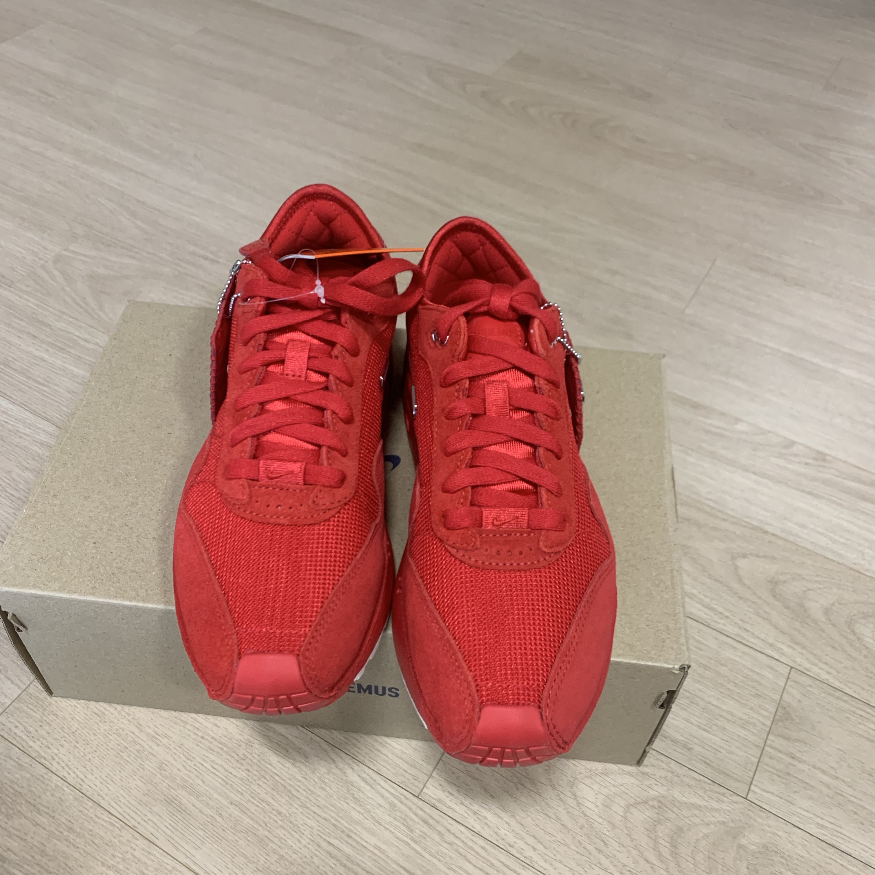 Nike x Jacquemus Air Max 1 '86 University Red and Metallic Silver 착용 스타일 - 2