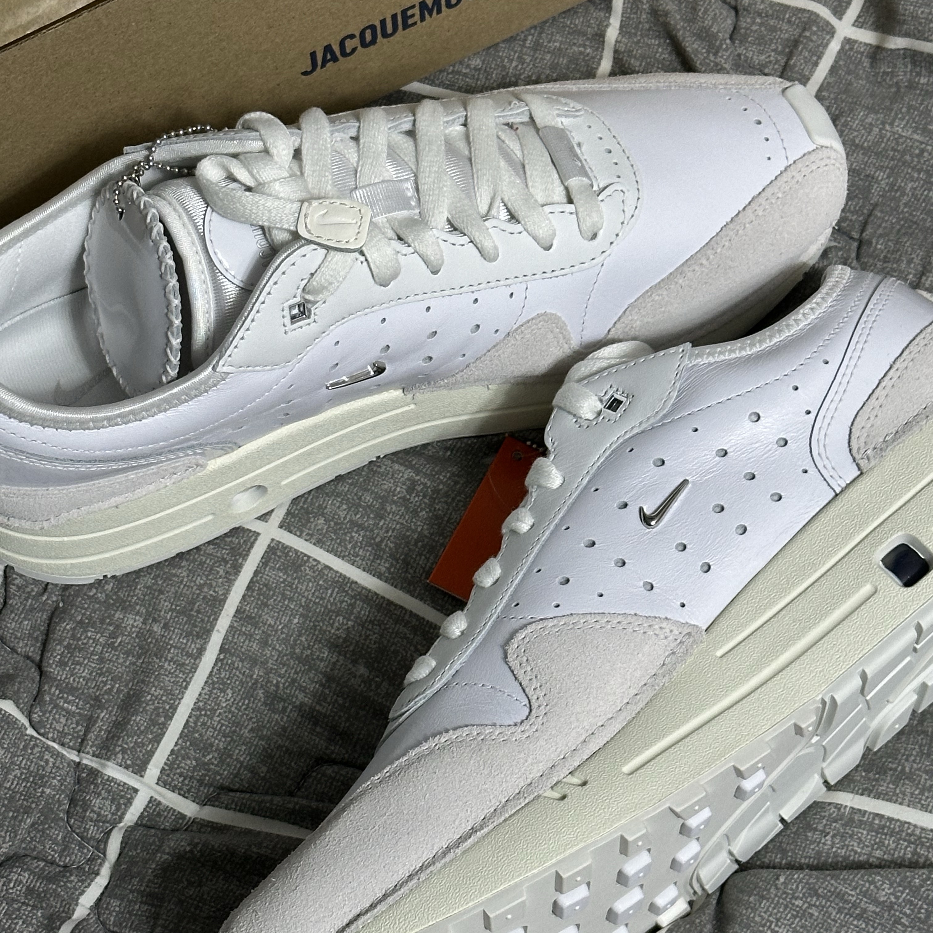 Nike x Jacquemus Air Max 1 '86 Sail and Summit White 착용 스타일 - 2