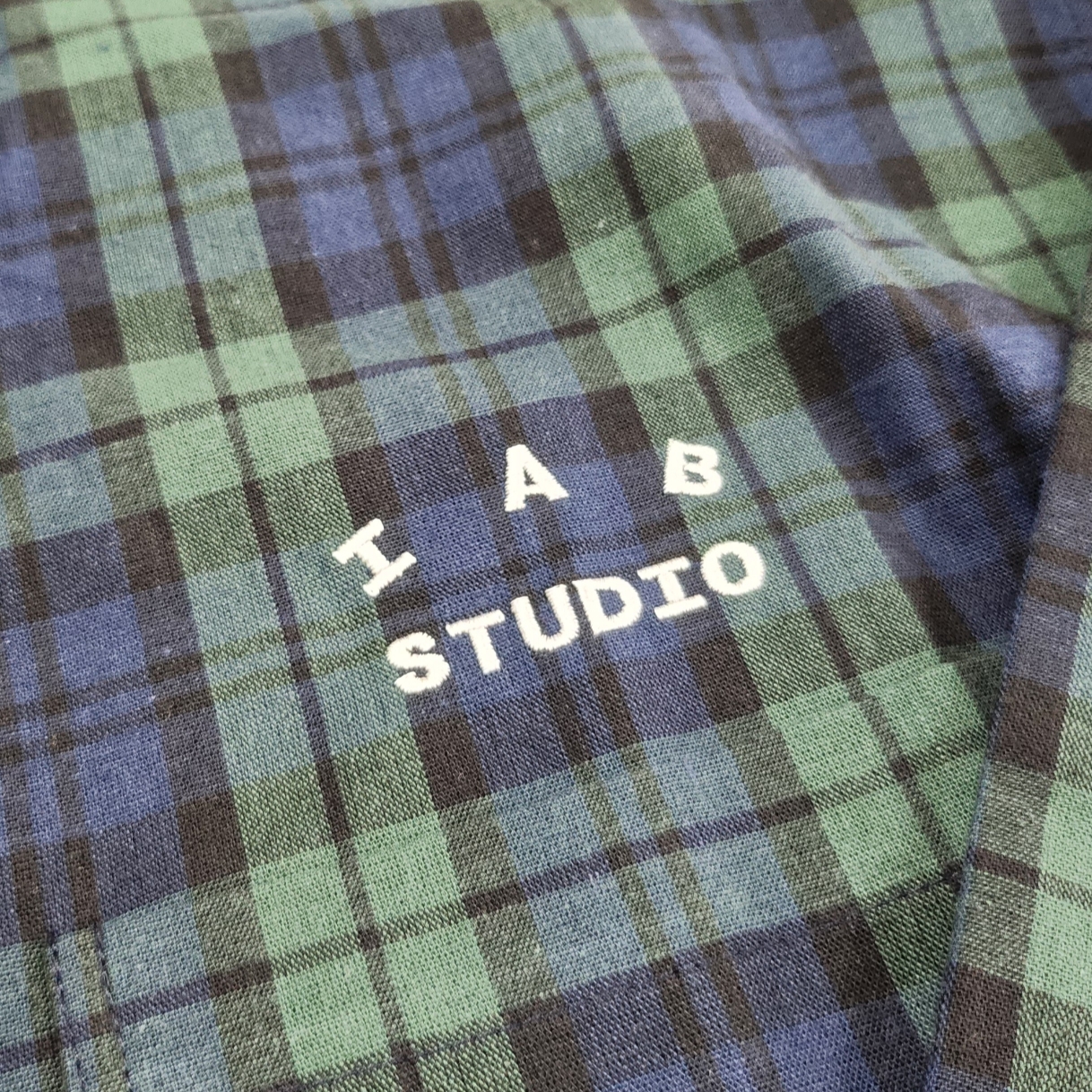 IAB Studio Blackwatch Tartan Shirt Blue Green 착용 스타일 - 2