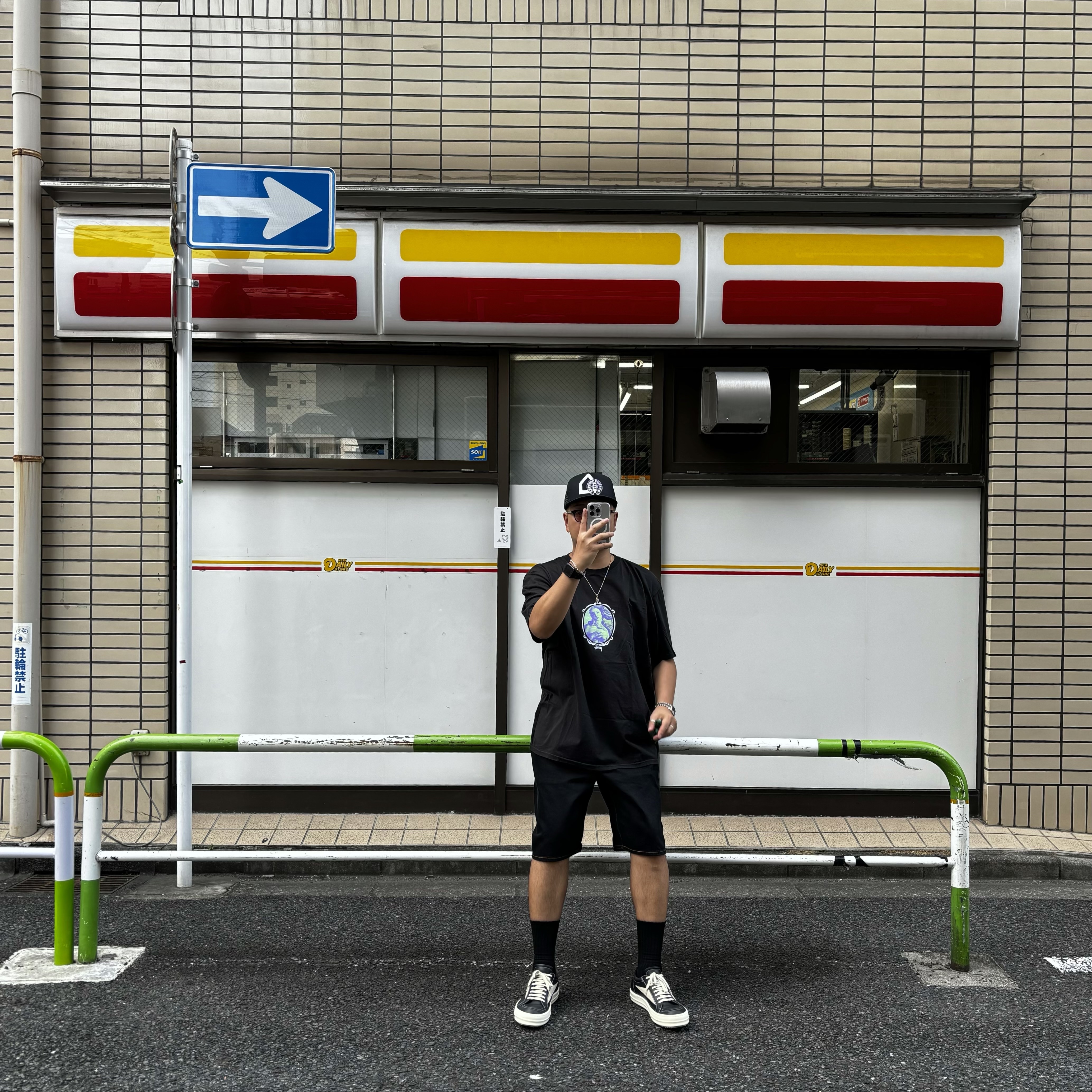 Stussy Venus Oval Pigment Dyed T-Shirt Black, Stussy Denim Big OL' Shorts Washed Black 착용 스타일
