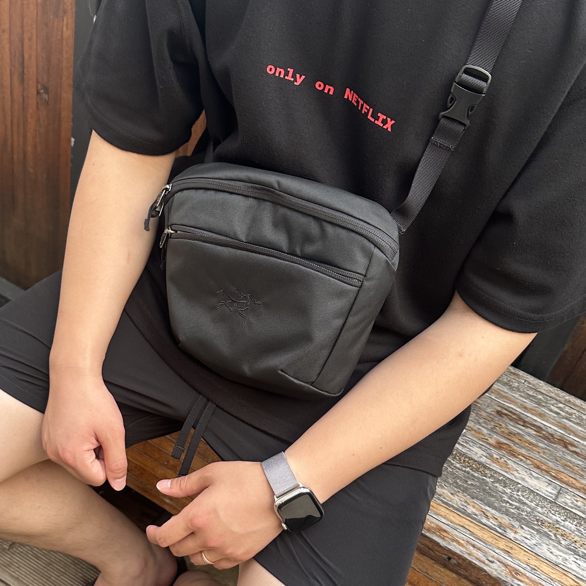 Arc'teryx Mantis 2 Waistpack Black II, IAB Studio x Netflix SS T-Shirt Black 착용 스타일
