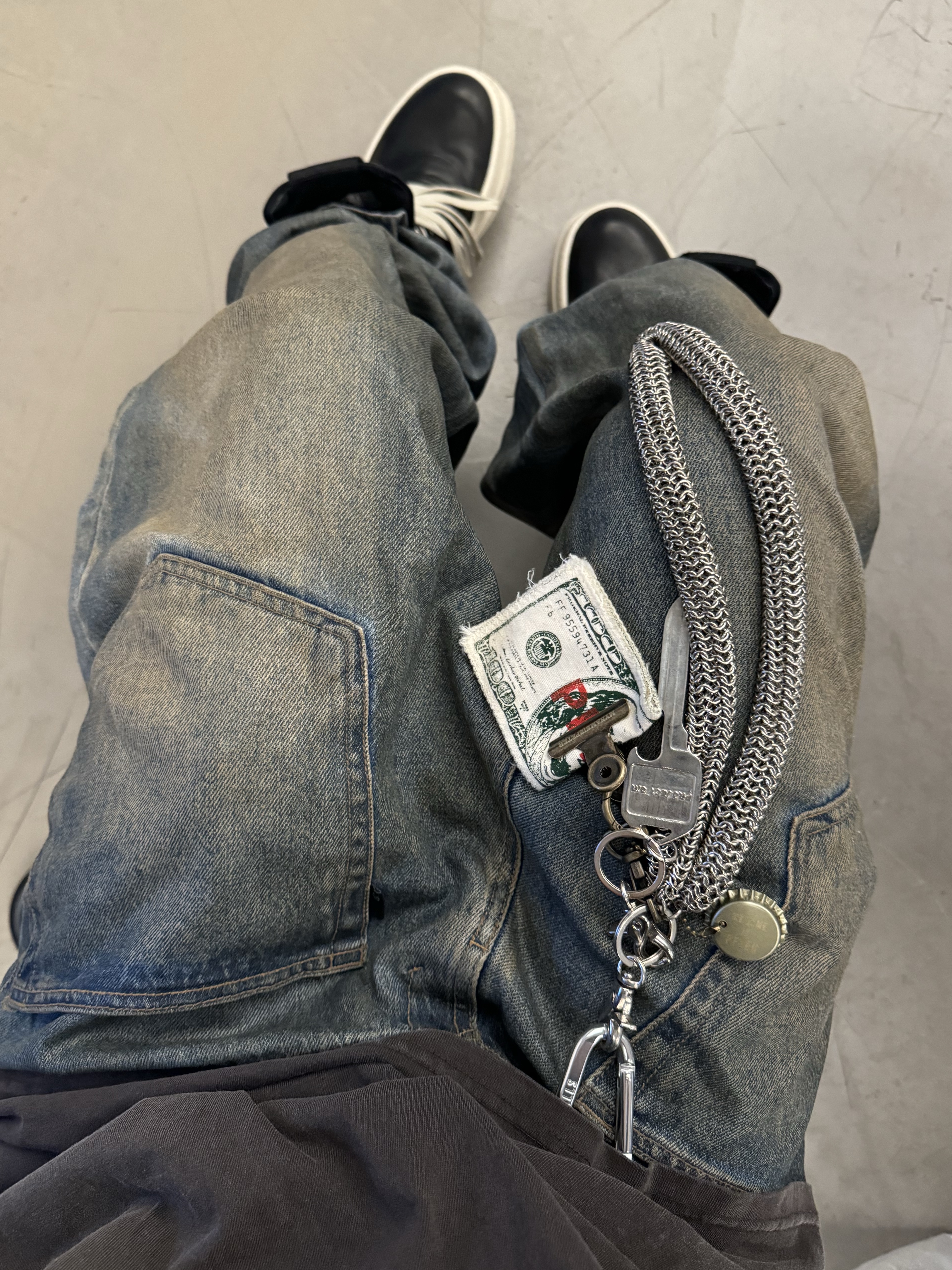 Project G/R Blow Me Washed T-Shirt Brown, Project G/R Coated Backward Denim Pants Blue 착용 스타일 - 5