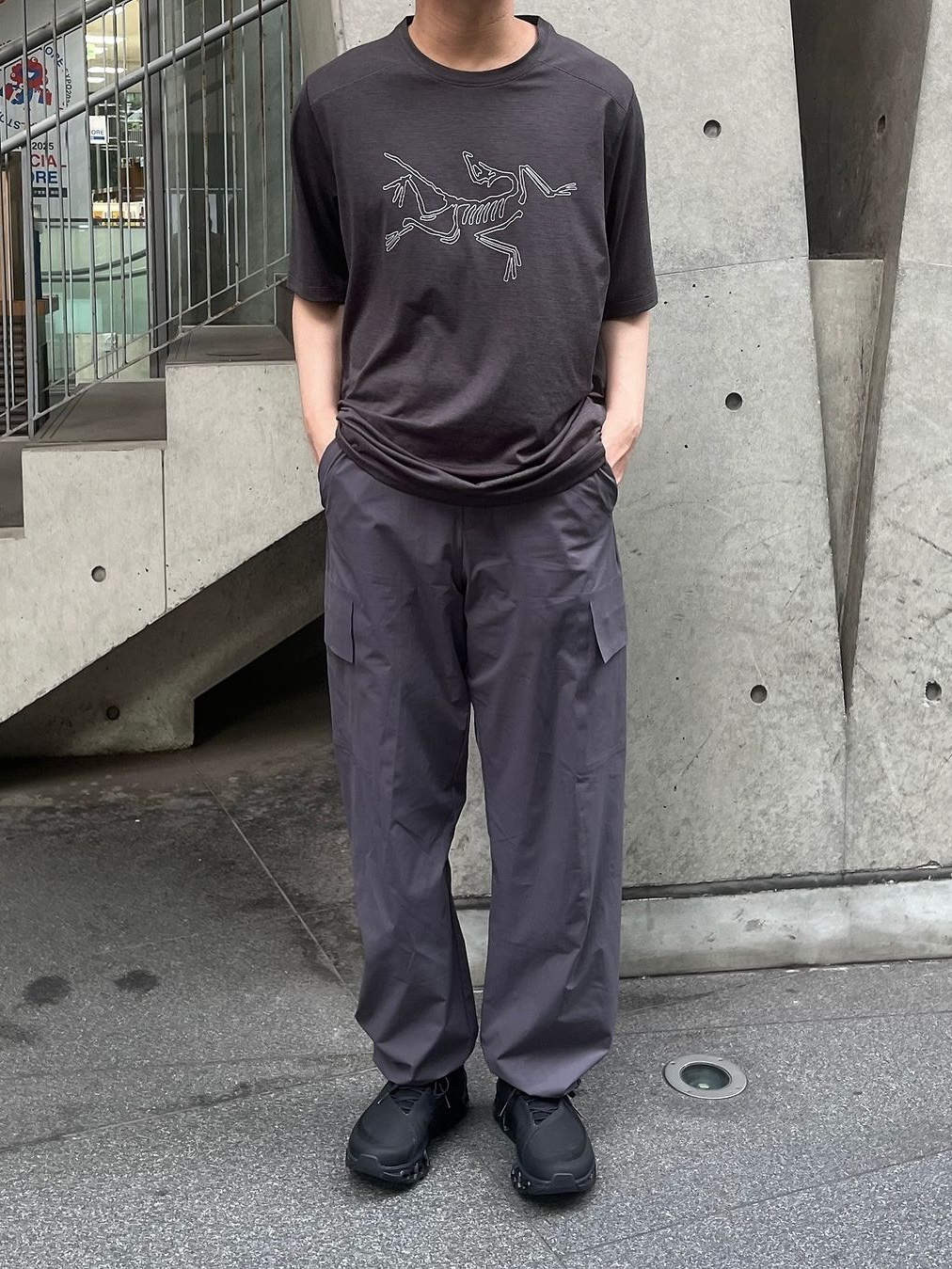 Arc'teryx Cormac Logo SS T-Shirt Black Heather, Arc'teryx Arc'word Logo SS T-Shirt Forage 착용 스타일 - 2