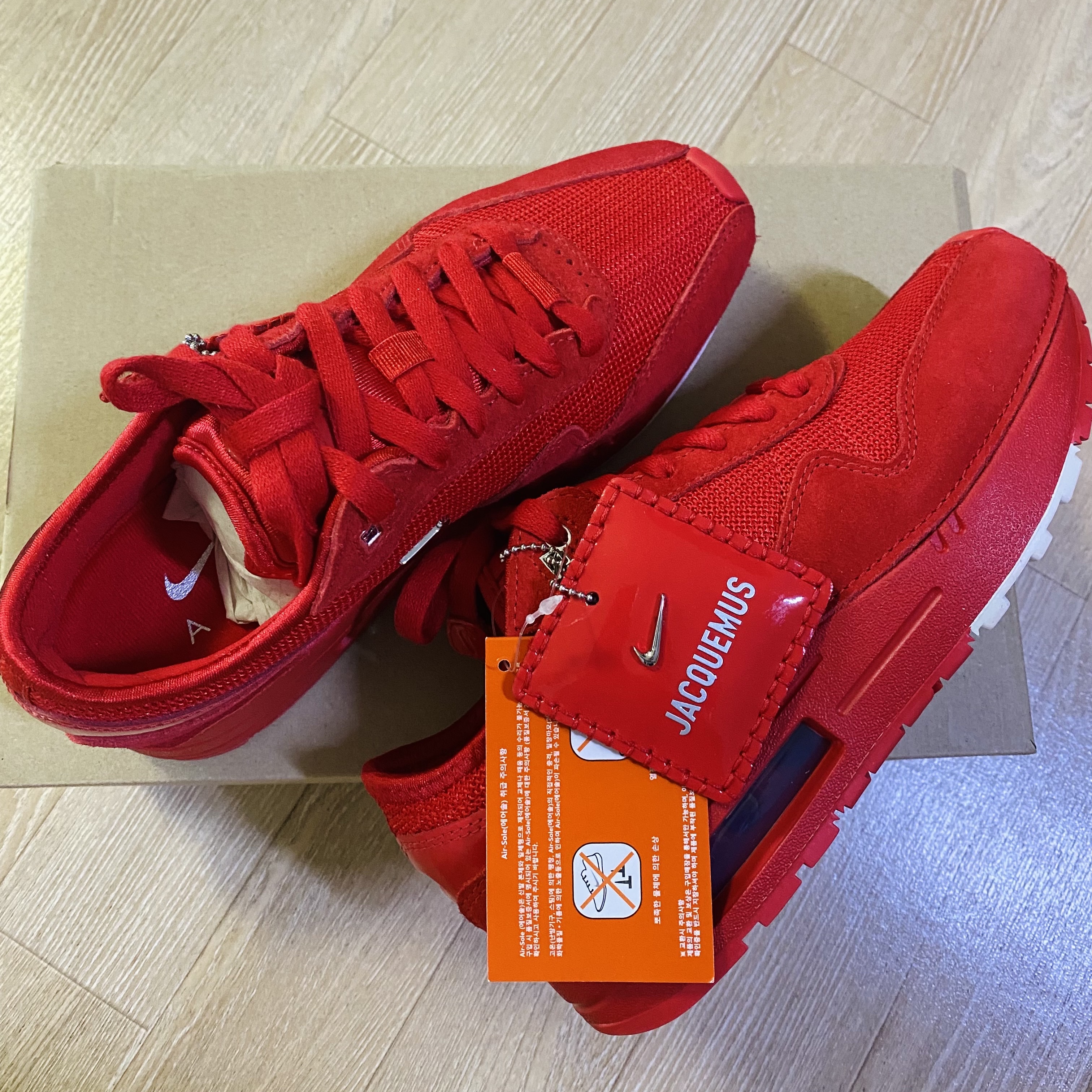 Nike x Jacquemus Air Max 1 '86 University Red and Metallic Silver 착용 스타일