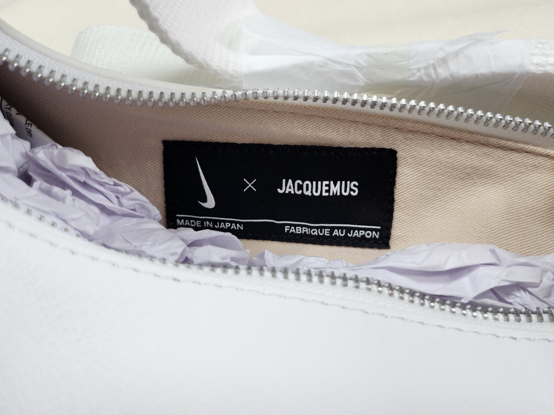 Jacquemus x Nike Le sac Small Swoosh Bag White 착용 스타일 - 2