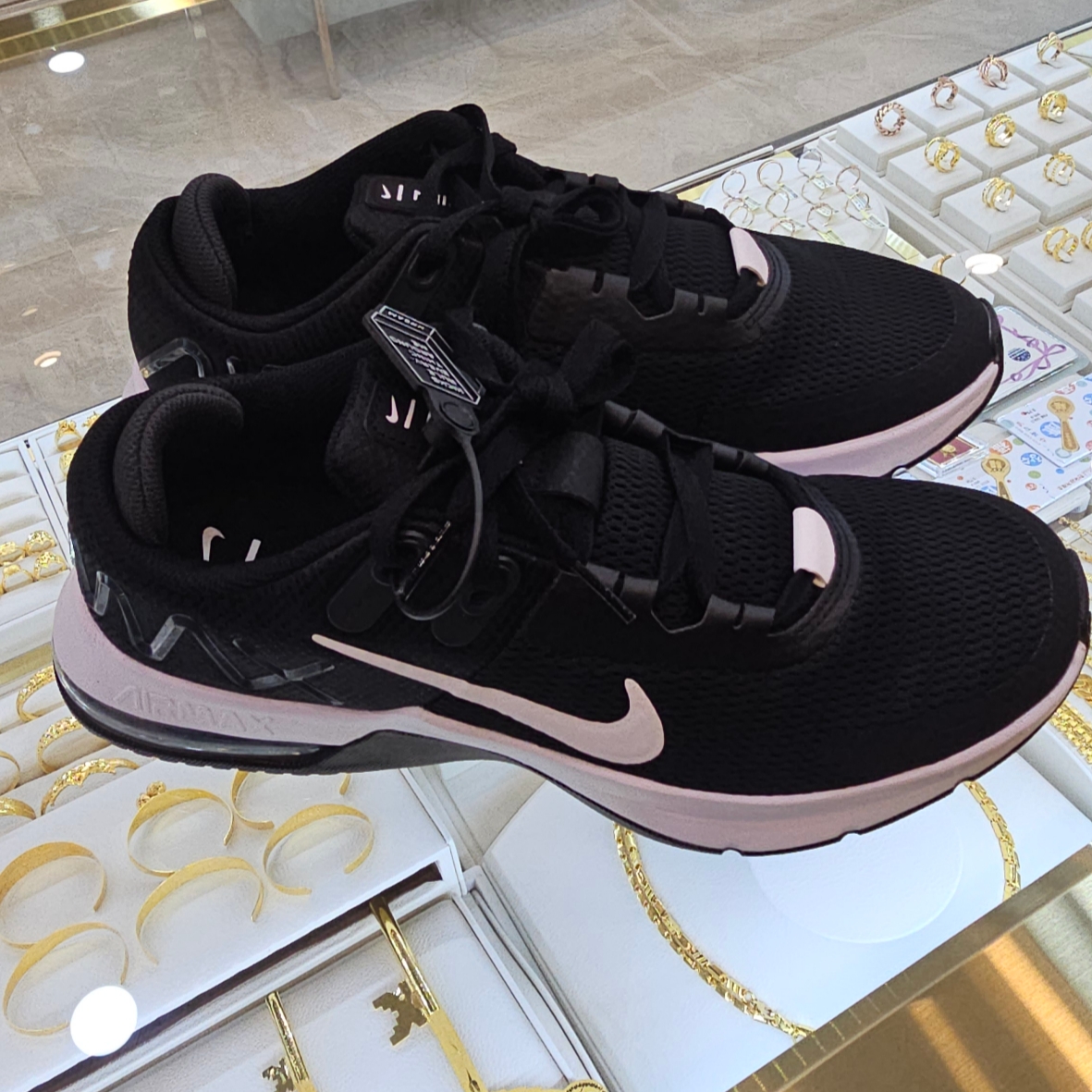 Nike Air Max Alpha Trainer 4 Black White 착용 스타일 - 3