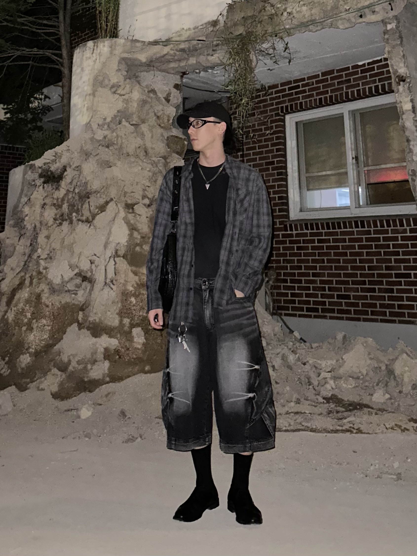 BLR Curved Cover Cargo Bermuda Washing Denim Pants Black, BLR Destroyed Gradation Bleached Short Sleeve T-Shirt Black 착용 스타일