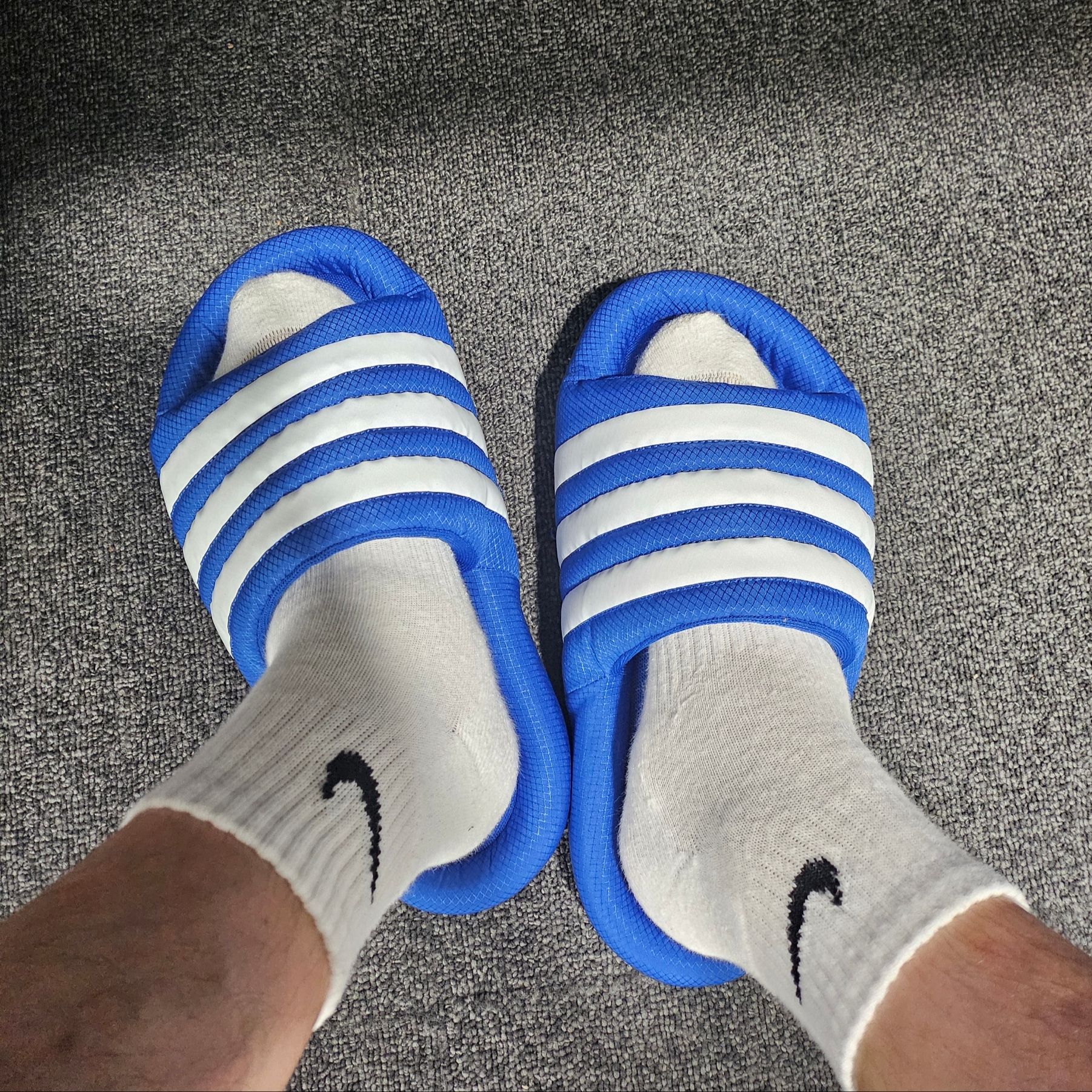 Adidas Adilette 24 Core Black Cloud White ์ฐฉ์ฉ ์คํ์ผ