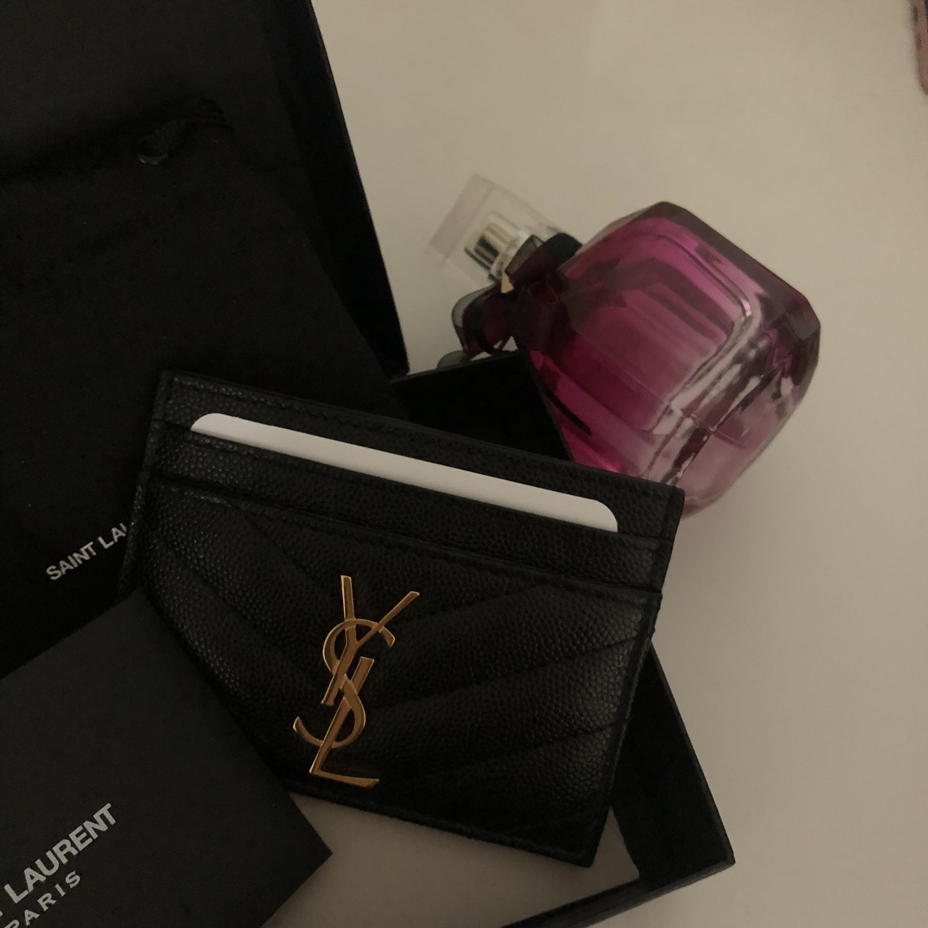Saint Laurent Cassandre Matelasse Card Case in Grain De Poudre Embossed Leather Black 착용 스타일