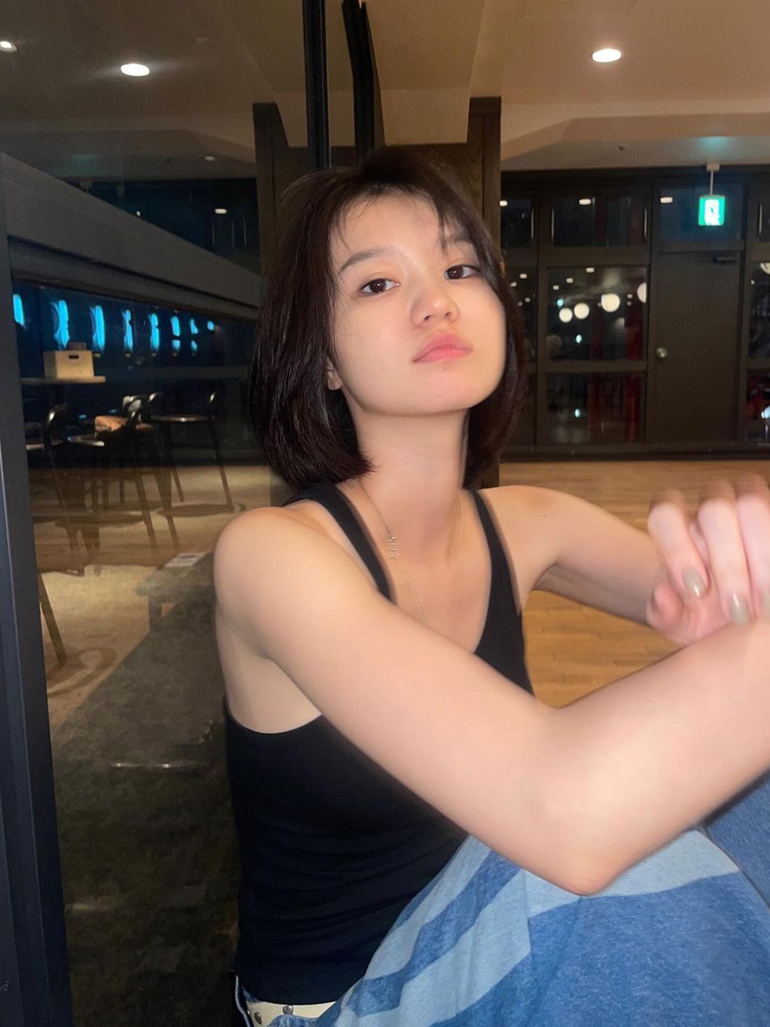 Menasoo Mesh Runner Club Sleeve Black, Yunse Women Olive Sleeveless Top Black 착용 스타일 - 4