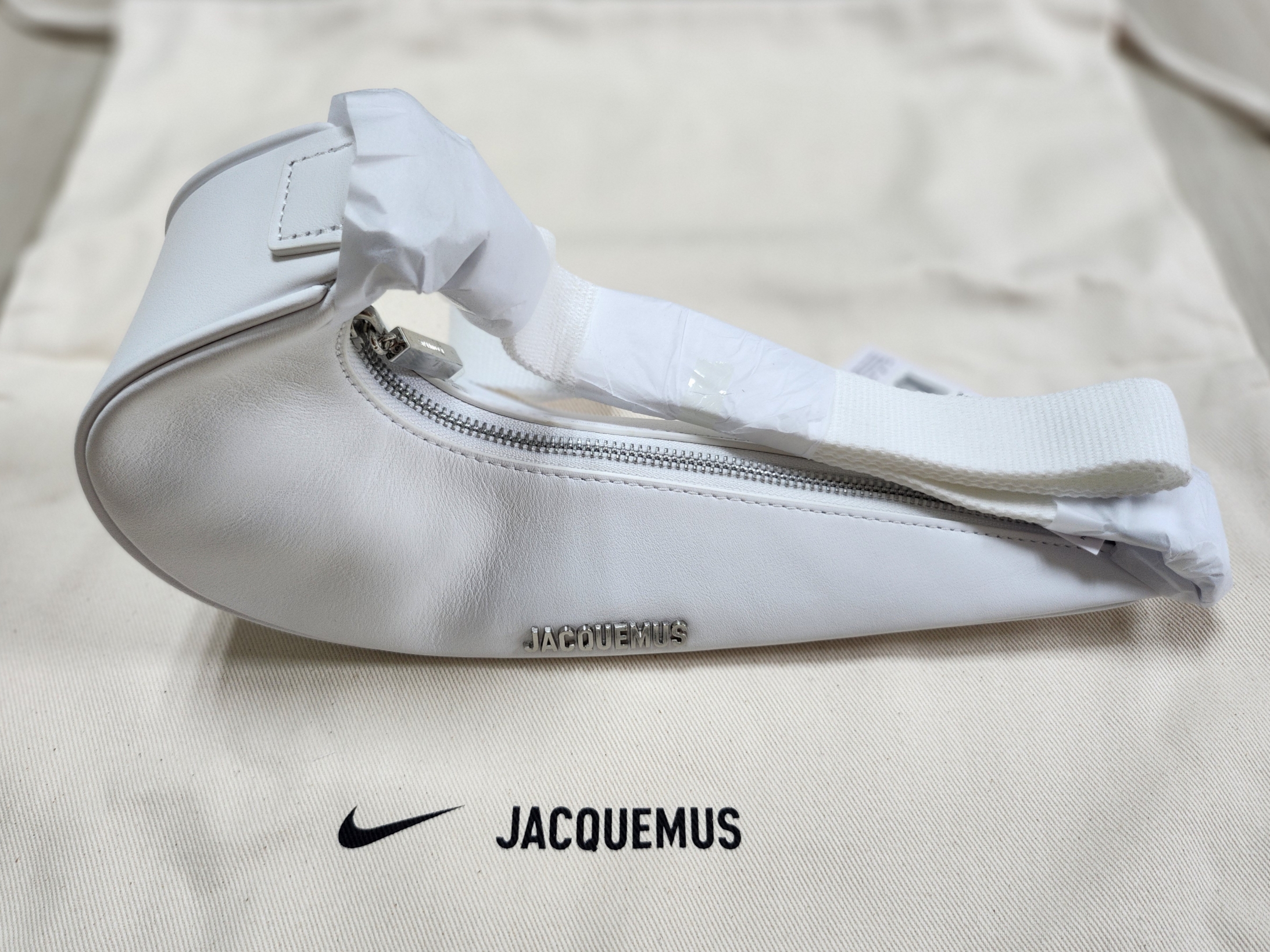 Jacquemus x Nike Le sac Small Swoosh Bag White 착용 스타일 - 1