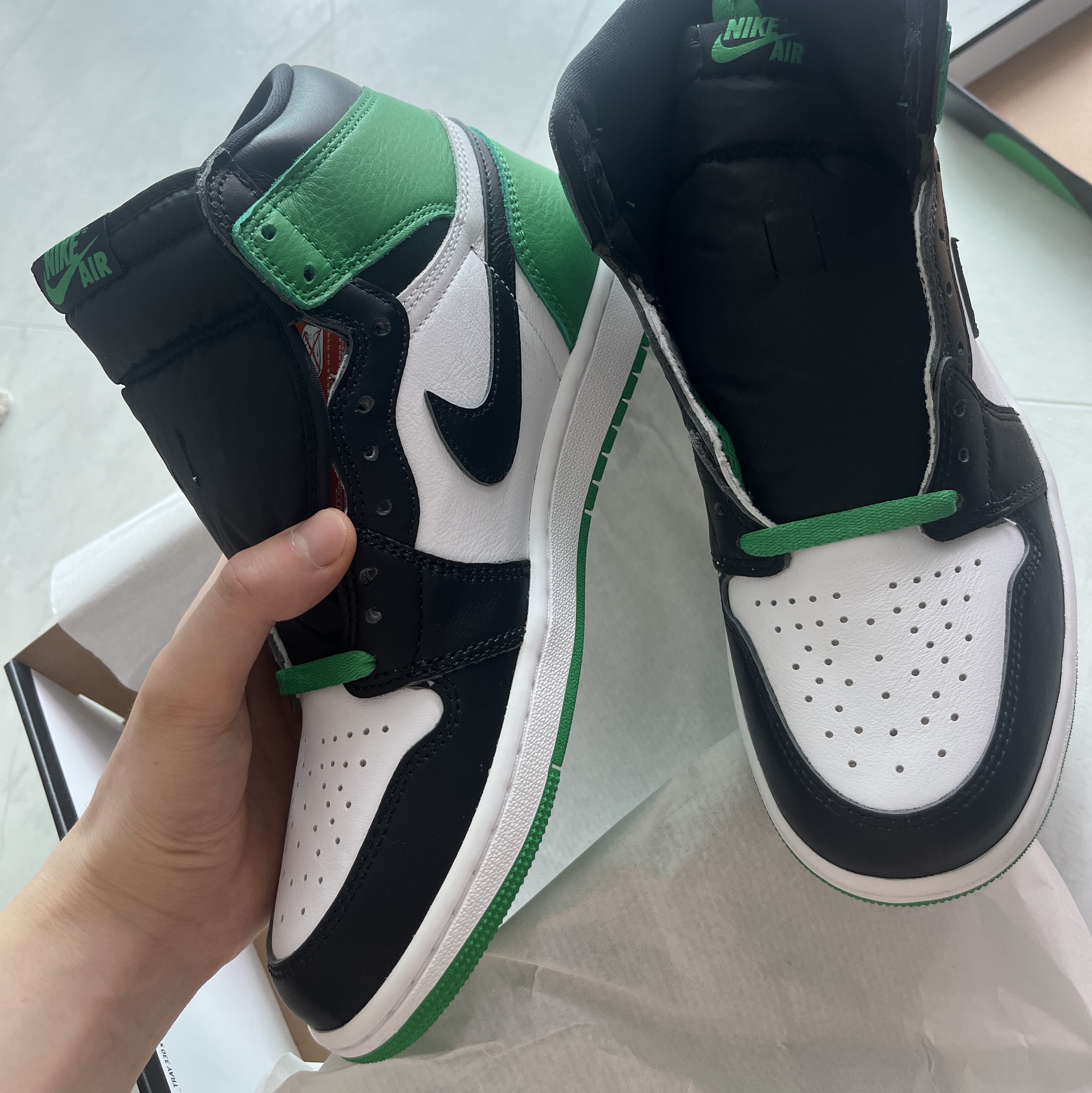 Jordan 1 Retro High OG Black and Lucky Green 착용 스타일
