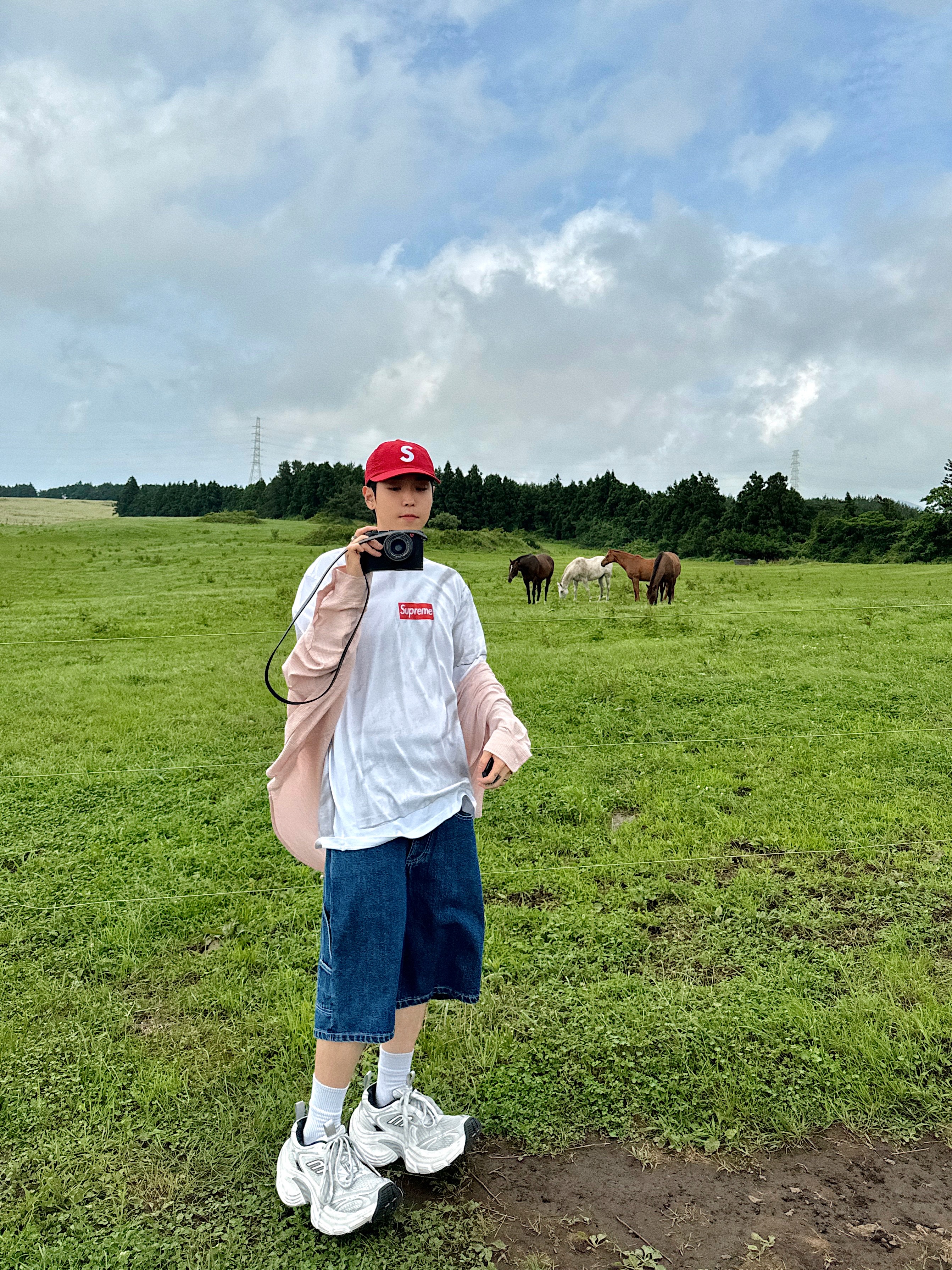 Supreme Seersucker S Logo 6-Panel Red - 24SS, Supreme x MM6 Maison Margiela Box Logo T-Shirt White - 24SS 착용 스타일 - 2