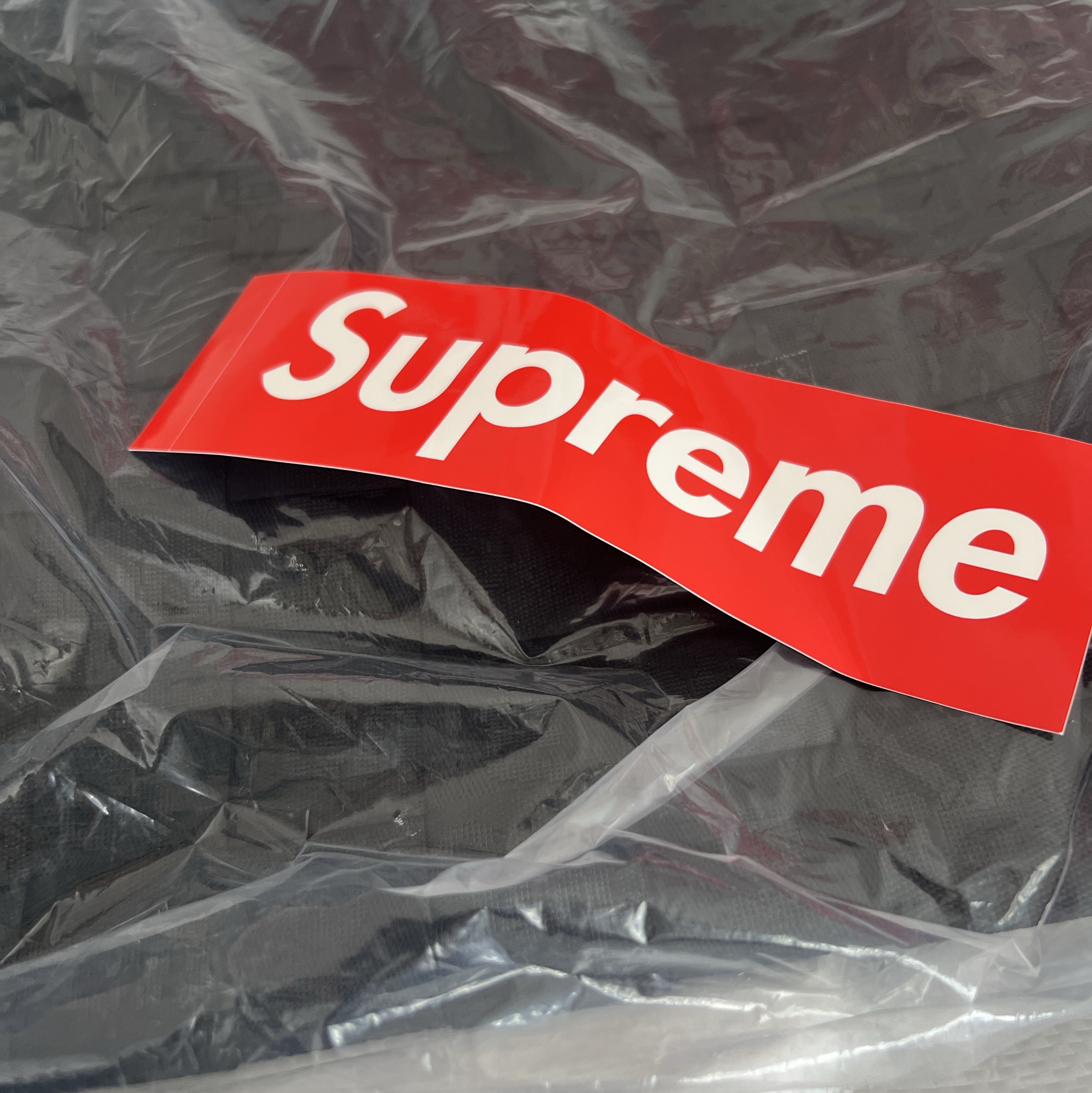 Supreme Hanes Crew Socks White (4 Pack), Supreme Woven Tote Black - 24SS 착용 스타일 - 1
