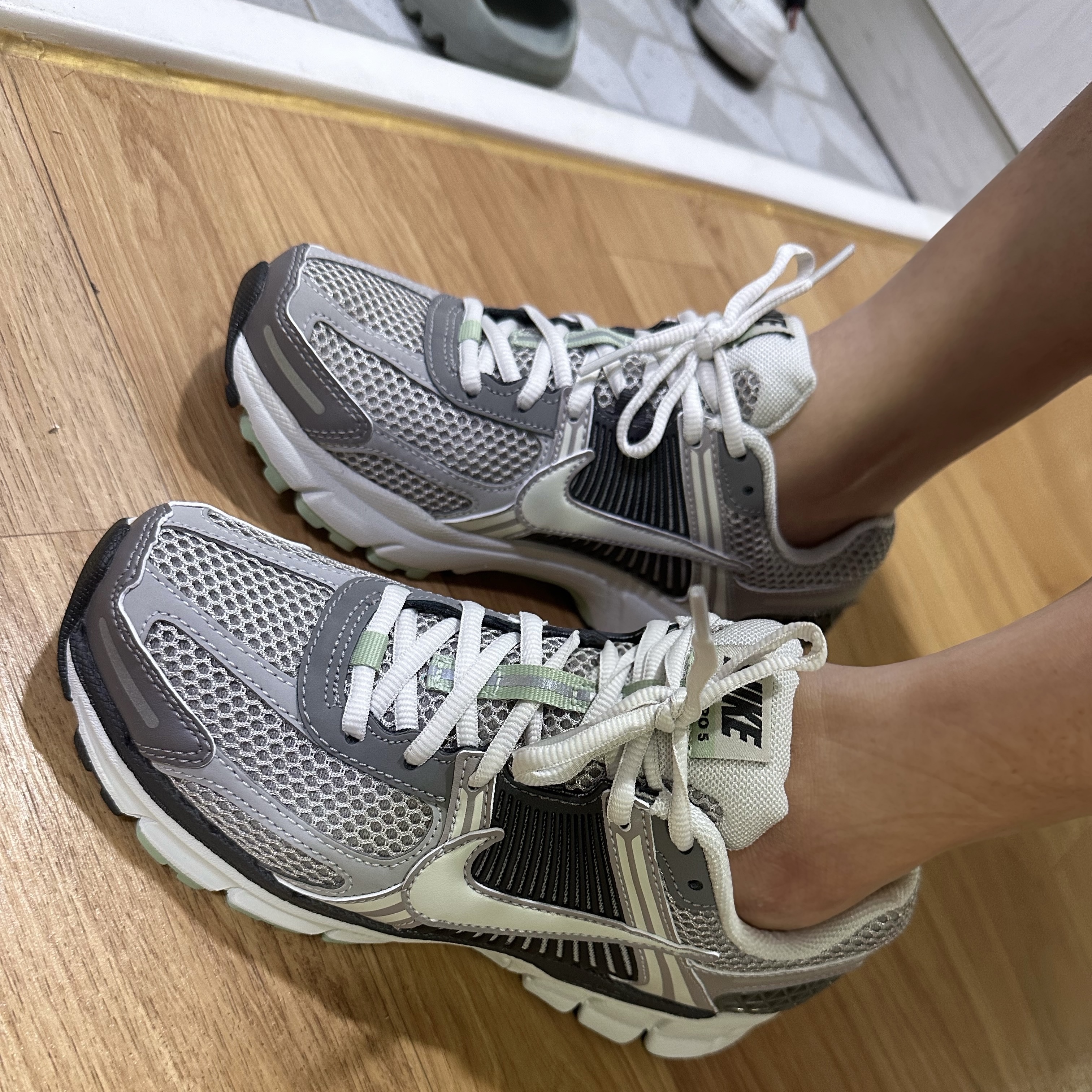 (W) Nike Zoom Vomero 5 Cobblestone and Flat Pewter 착용 스타일 - 2