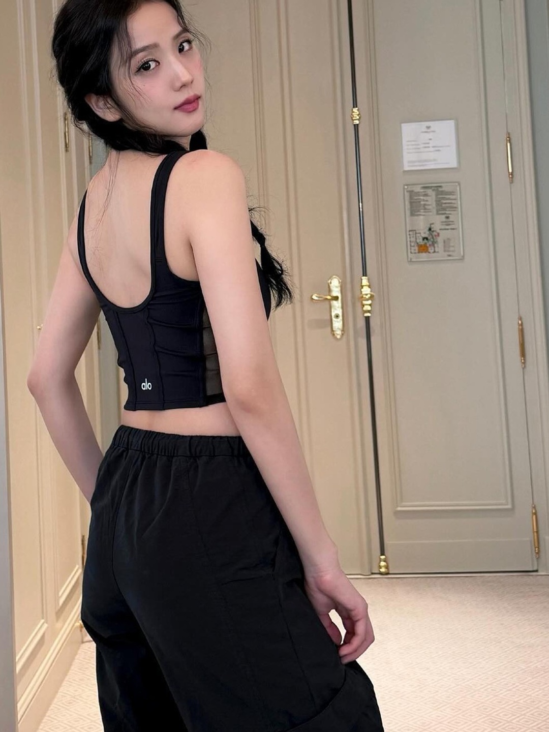 Menasoo Mesh Runner Club Sleeve Black, Yunse Women Olive Sleeveless Top Black 착용 스타일 - 5