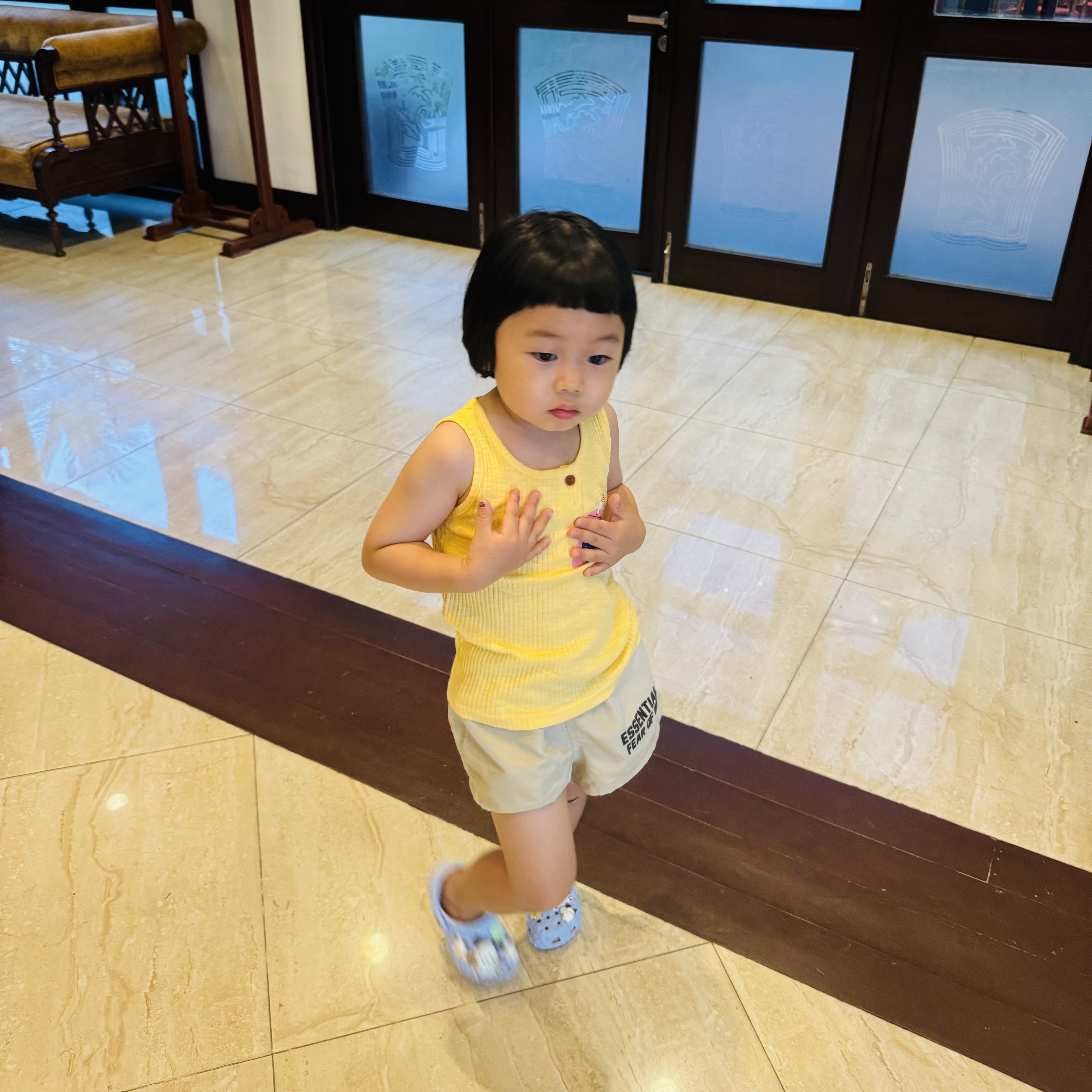(Kids) Essentials Running Shorts Wheat - 22SS 착용 스타일 - 2