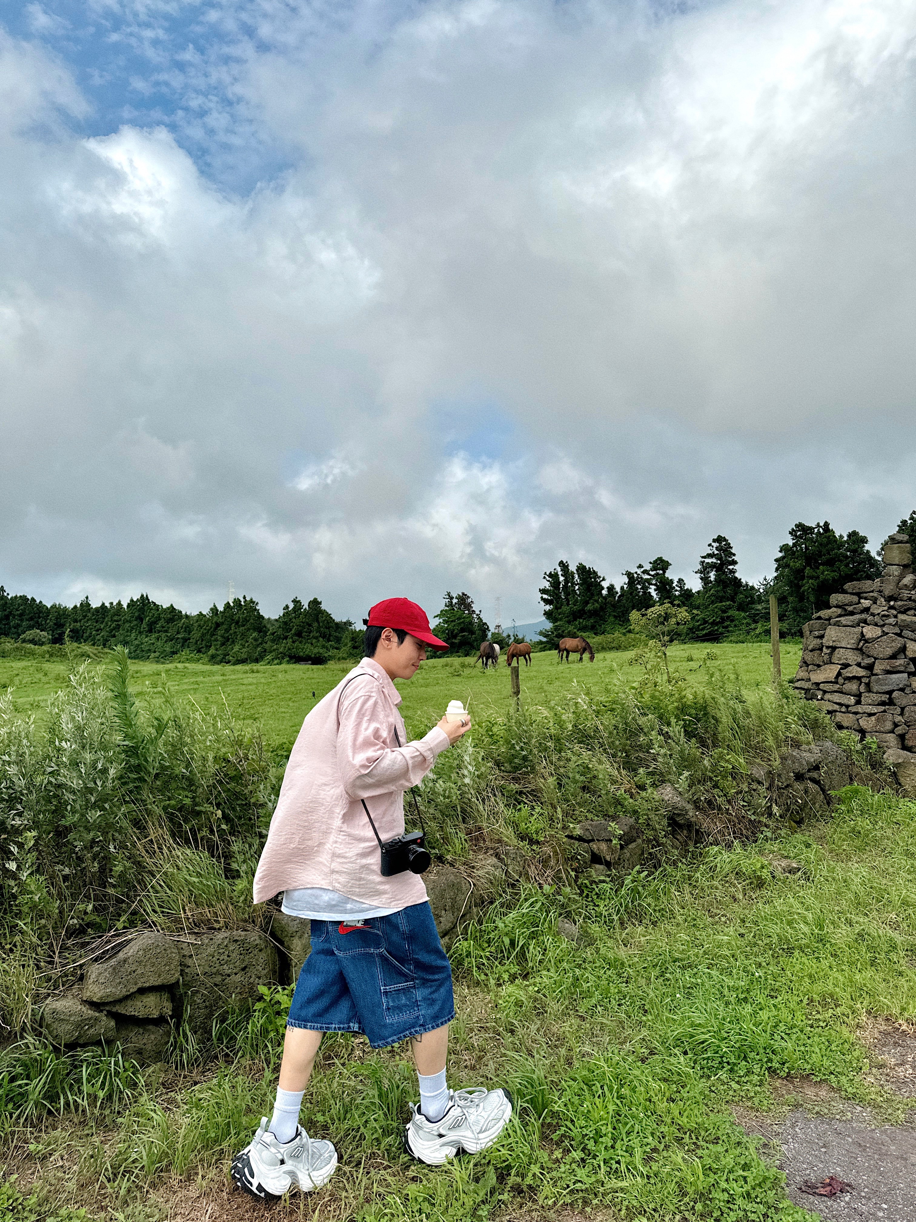 Supreme Seersucker S Logo 6-Panel Red - 24SS, Supreme x MM6 Maison Margiela Box Logo T-Shirt White - 24SS 착용 스타일 - 4