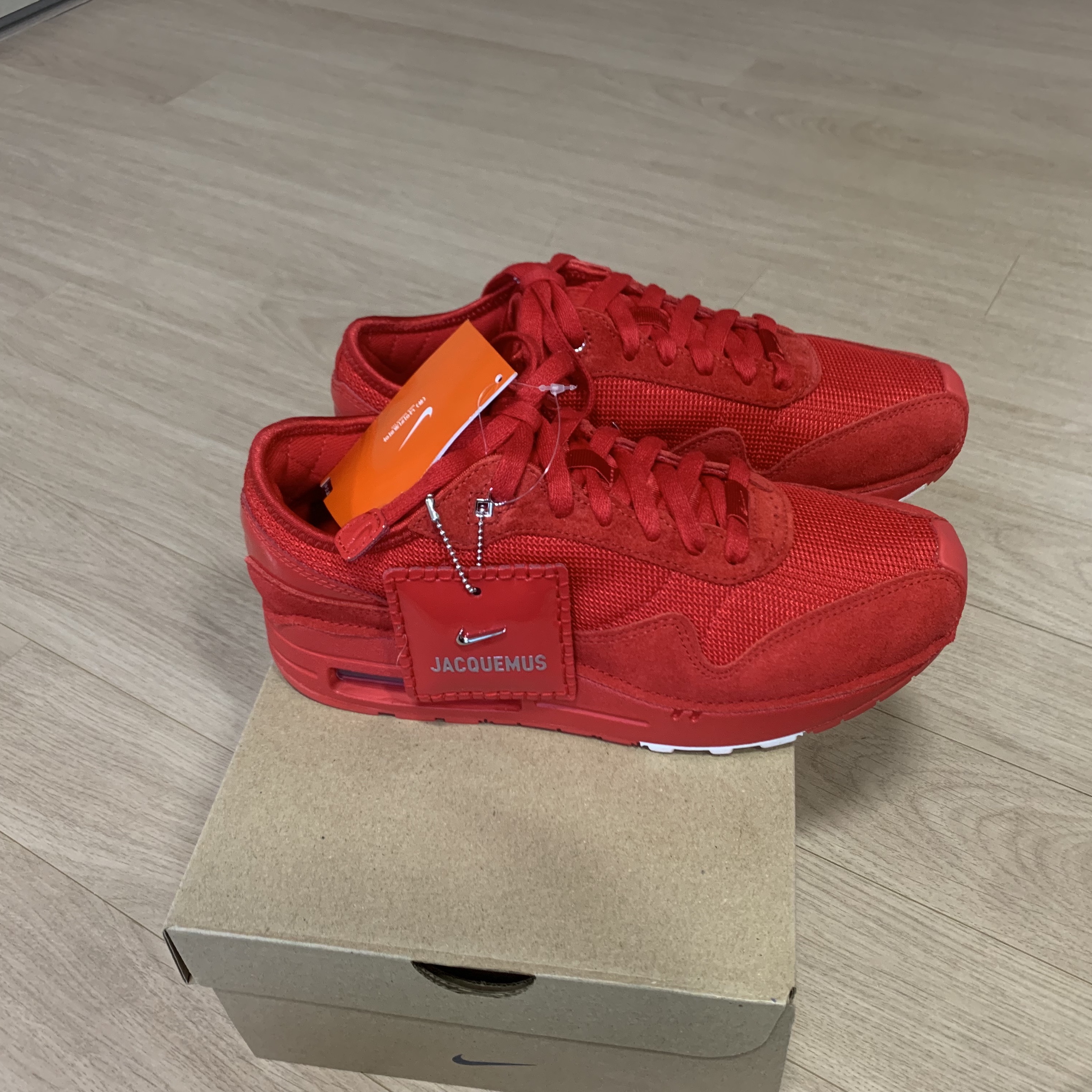 Nike x Jacquemus Air Max 1 '86 University Red and Metallic Silver 착용 스타일 - 3