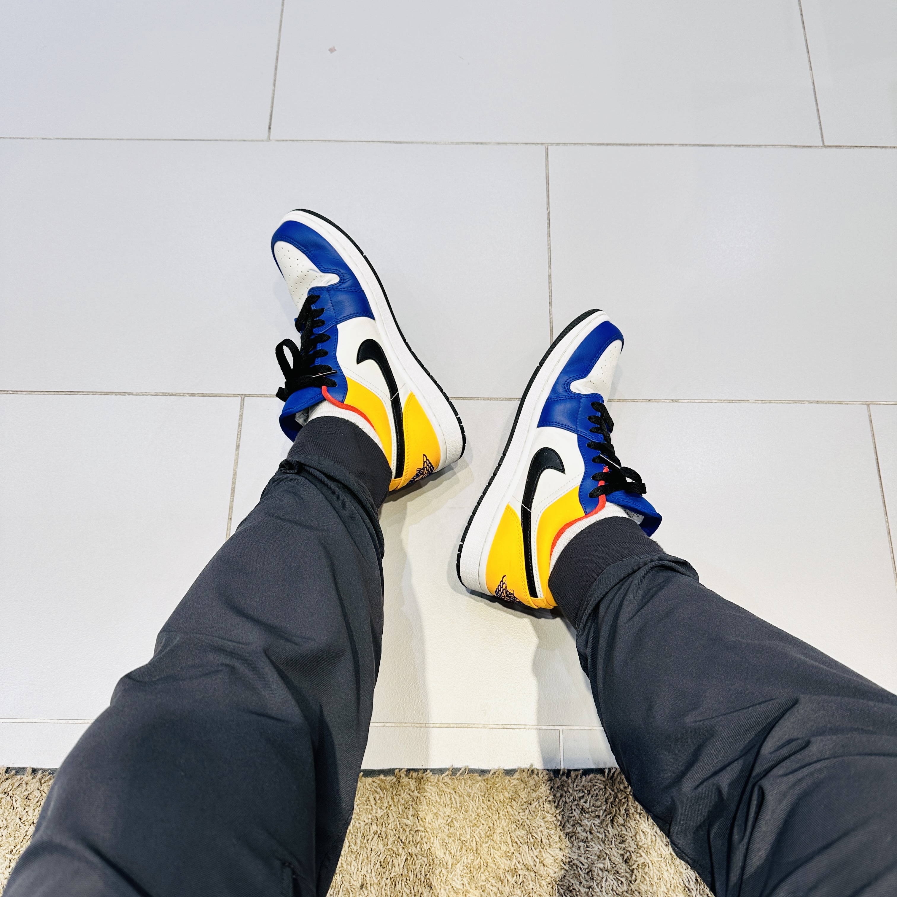 Jordan 1 Low Royal Yellow 착용 스타일 - 2