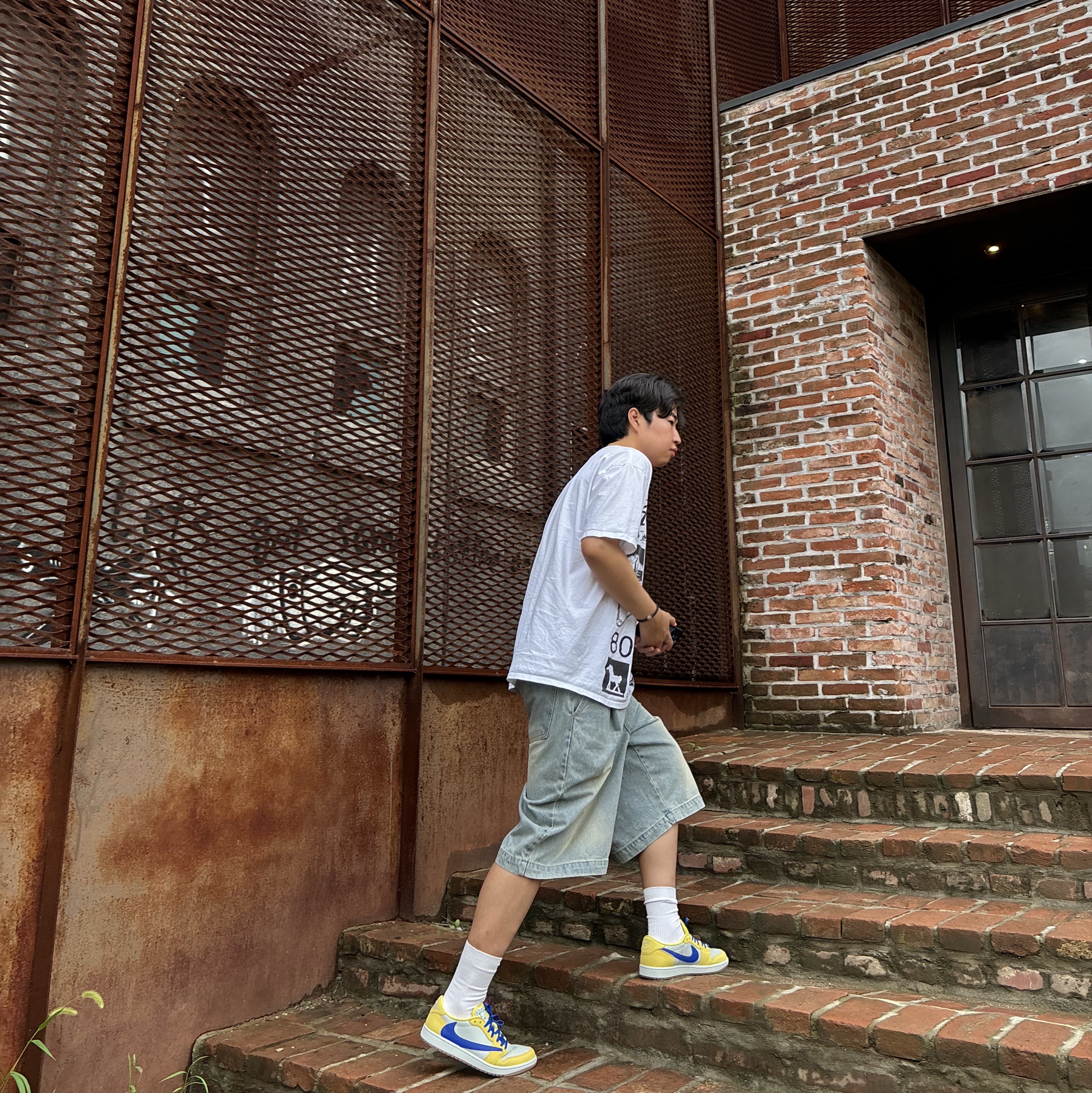 Stussy Sara T-Shirt White, (W) Jordan 1 x Travis Scott Retro Low OG SP Canary 착용 스타일 - 2