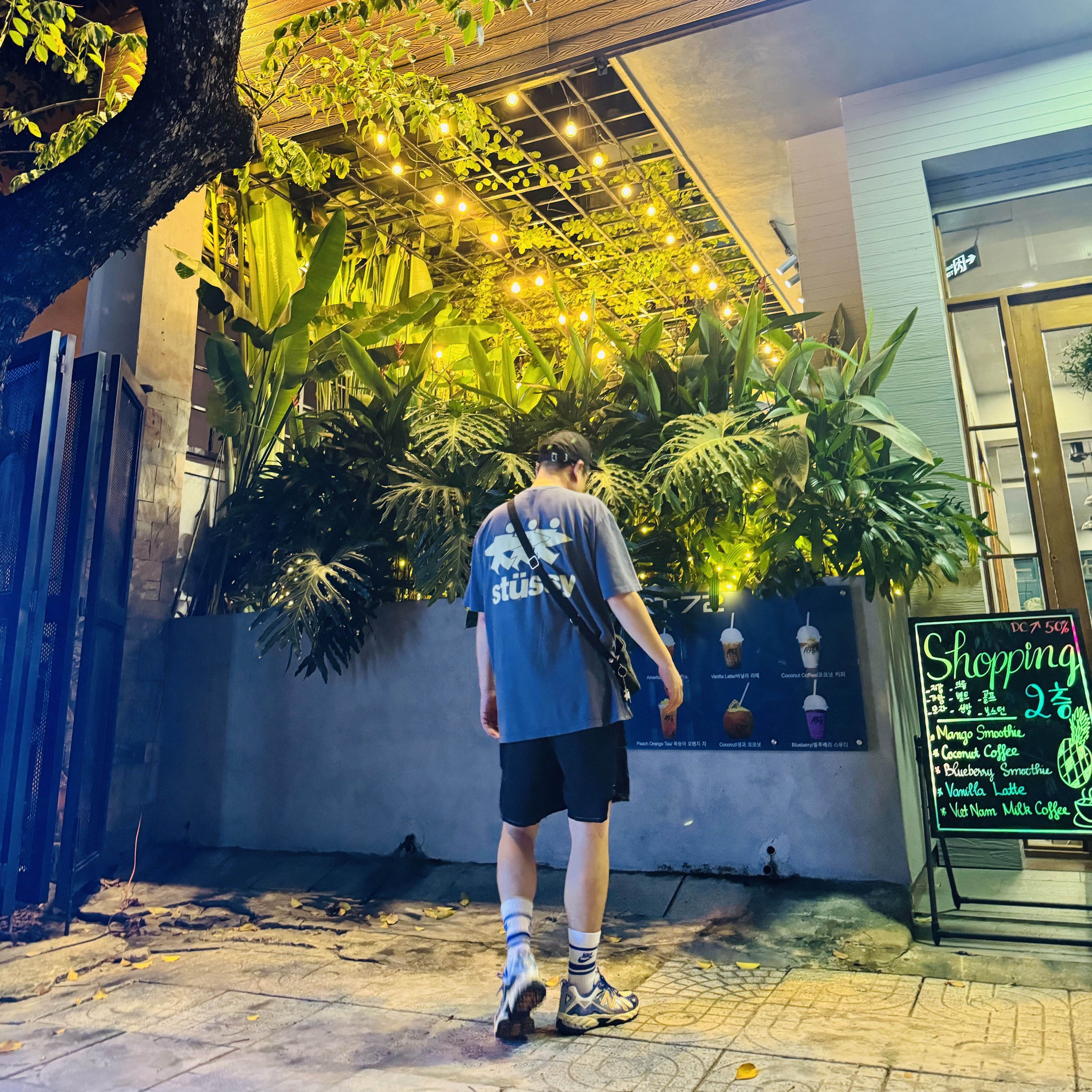 Stussy Bio Washed Big Logo Low Pro Cap Black, Stussy Surfwalk Pigment Dyed T-Shirt Indigo 착용 스타일 - 2