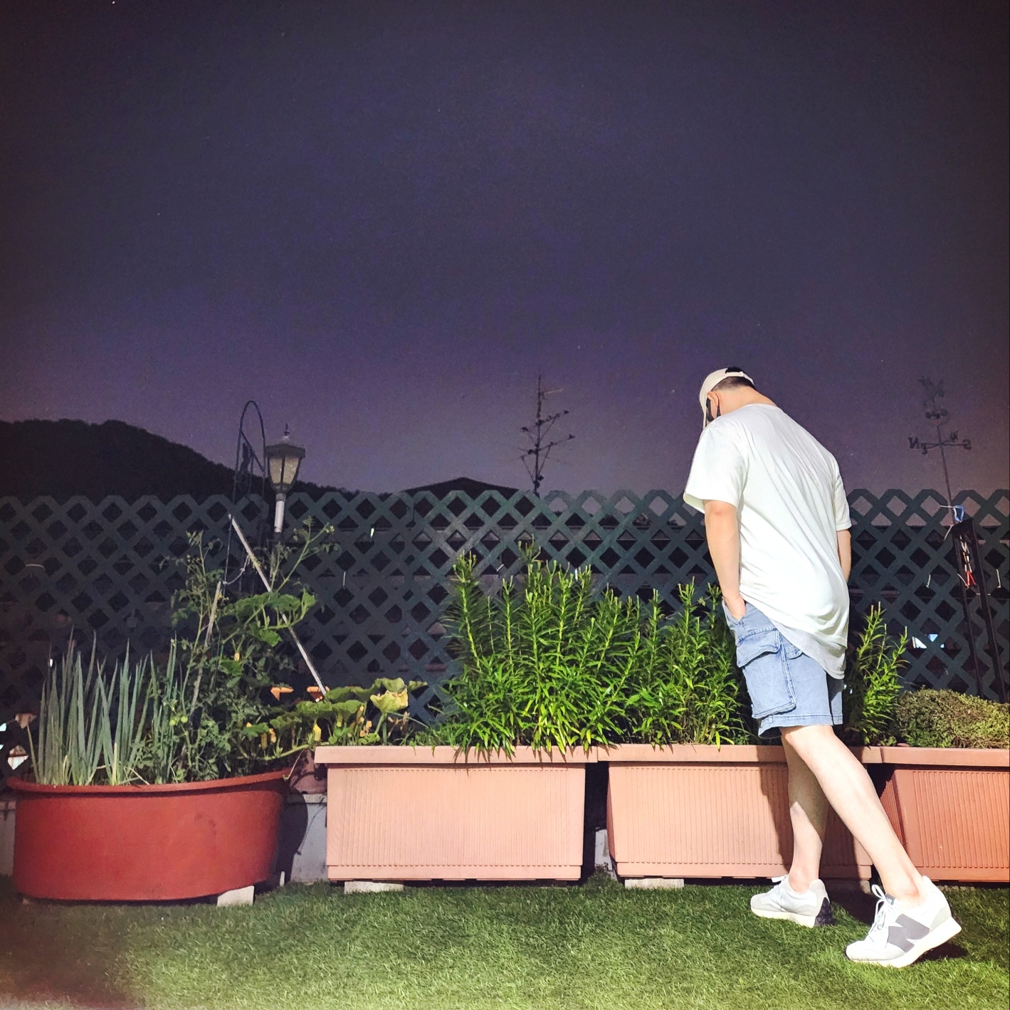 BAPE Colors by Bathing Ape T-Shirt White, New Balance 327 Nimbus Cloud Rain Cloud 착용 스타일 - 2