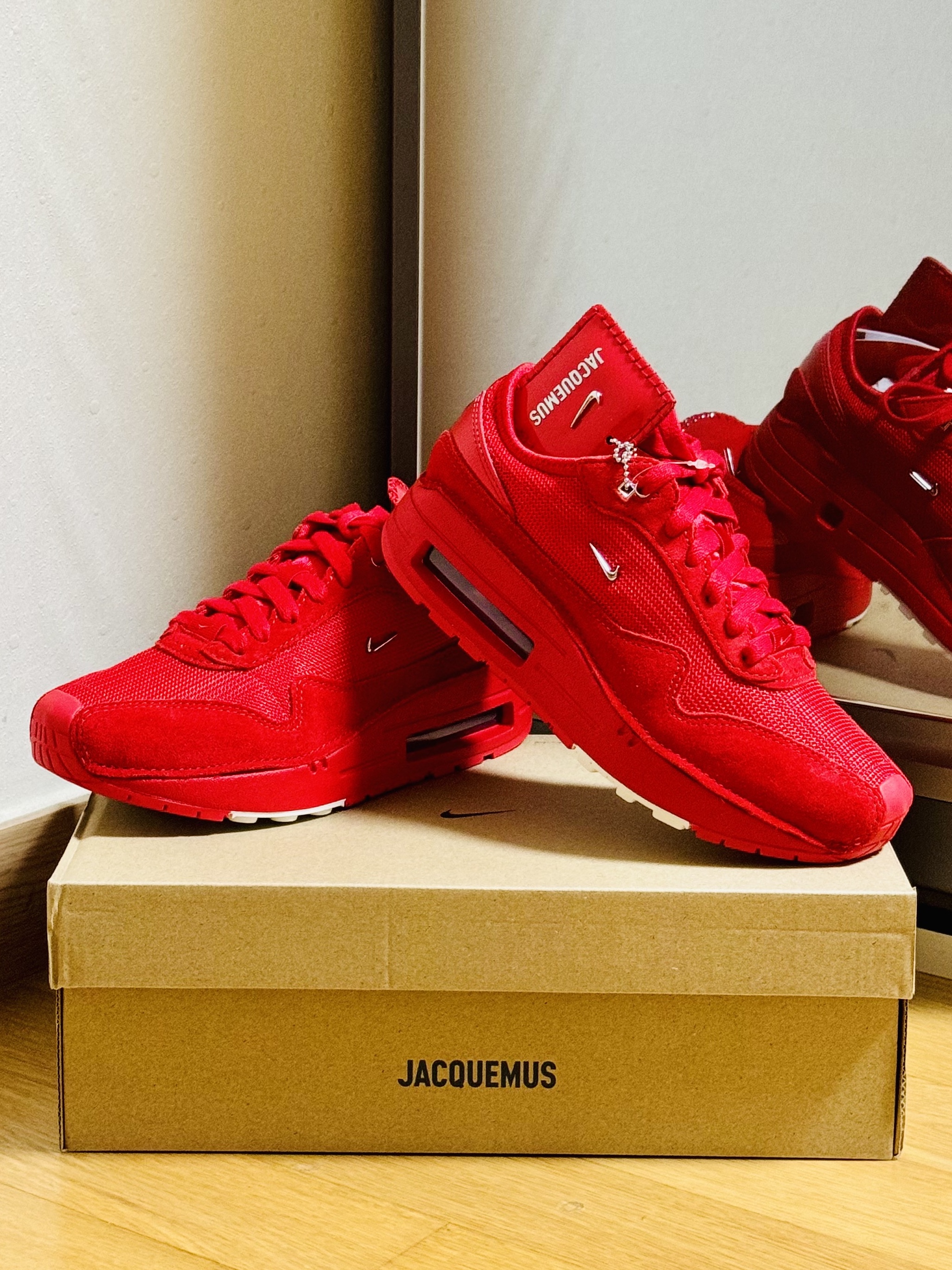 Nike x Jacquemus Air Max 1 '86 University Red and Metallic Silver 착용 스타일