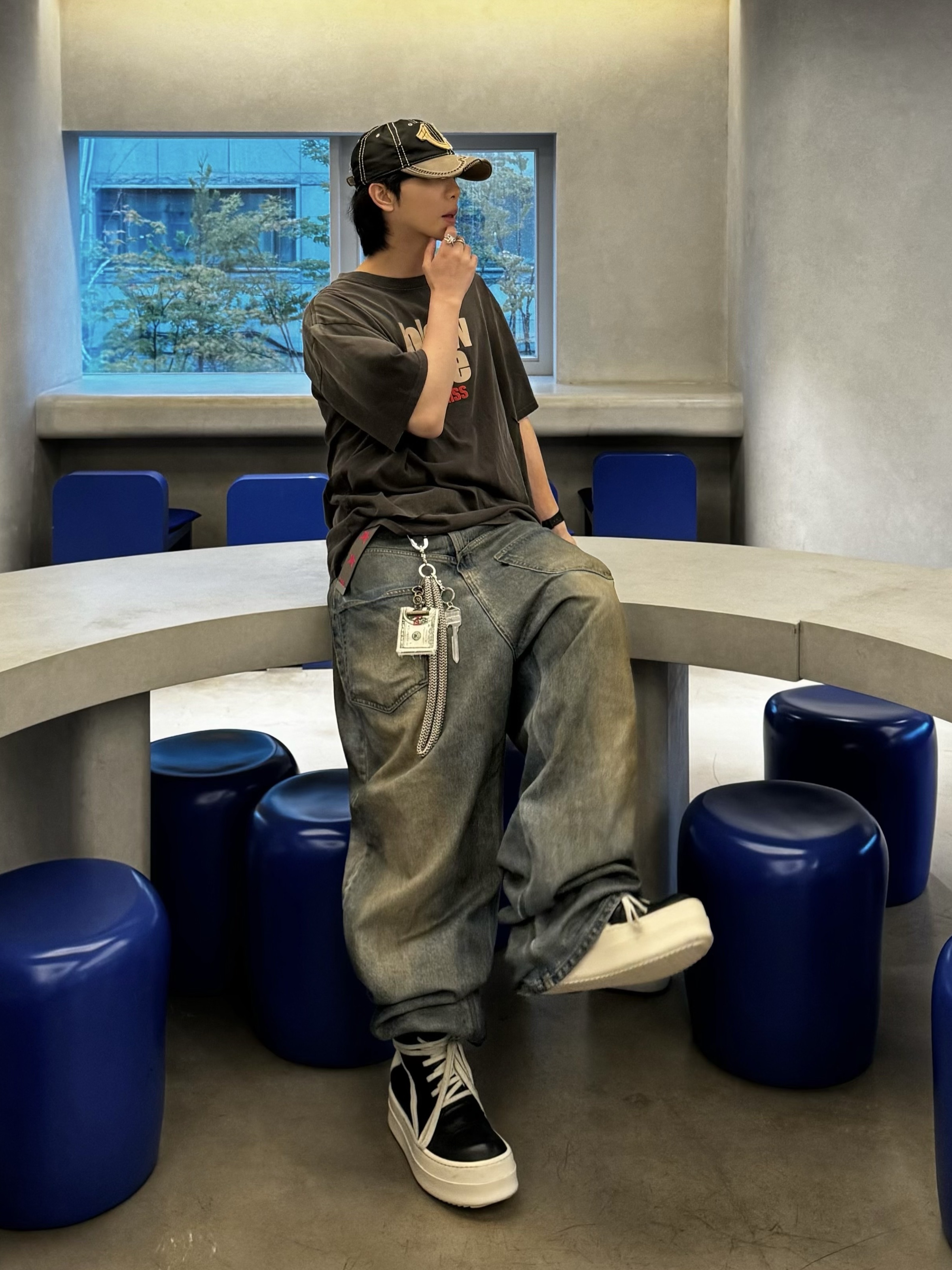 Project G/R Blow Me Washed T-Shirt Brown, Project G/R Coated Backward Denim Pants Blue 착용 스타일 - 1