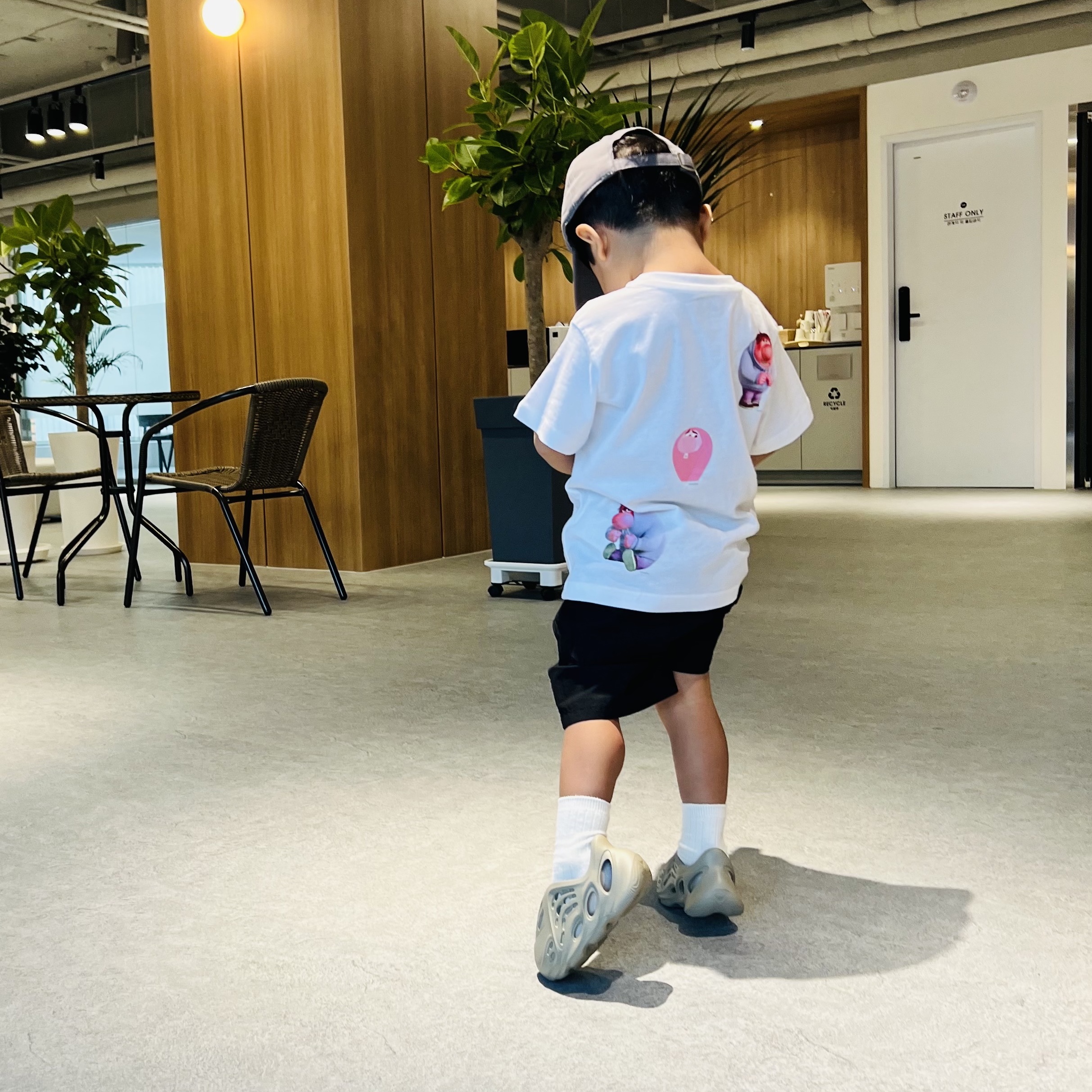 (Infant) Adidas Yeezy Foam RNNR Stone Salt, Supreme Floating Keychain Red - 23FW 착용 스타일 - 1