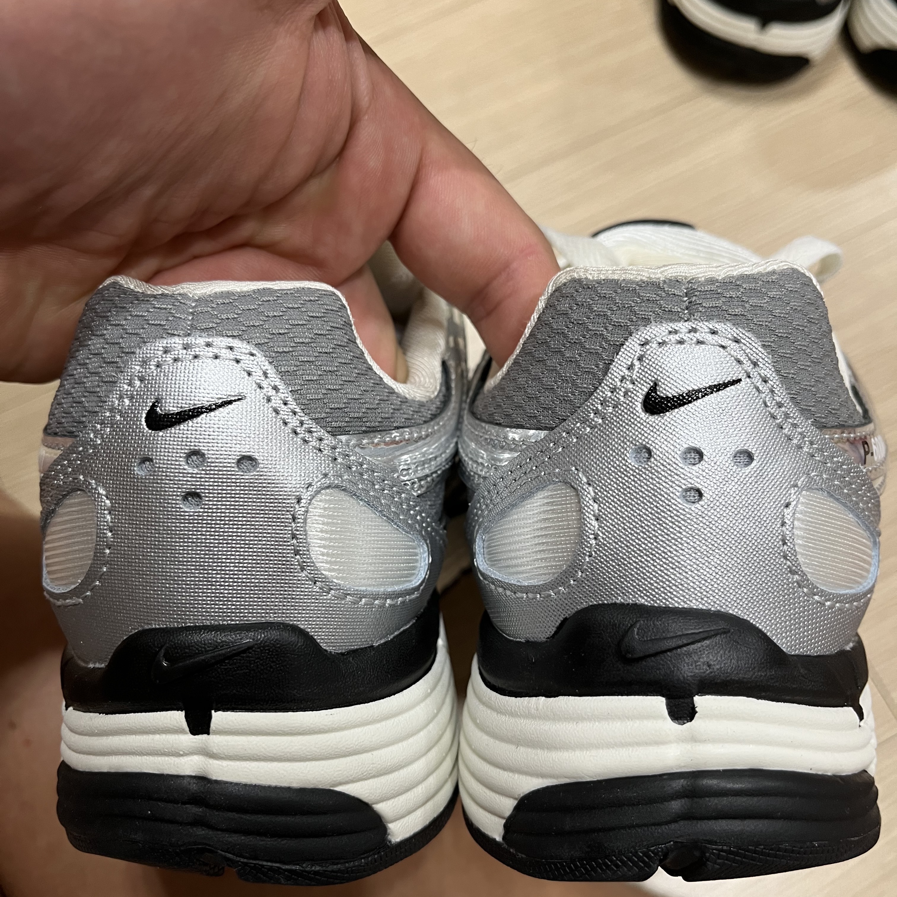 Nike P-6000 Metallic Silver 착용 스타일